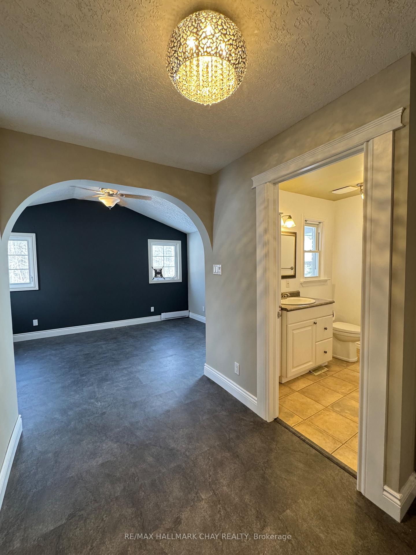 Photo 17 of 763 - MAIN LEVEL Penetanguishene Road, Barrie, 400 North — HOMEH
