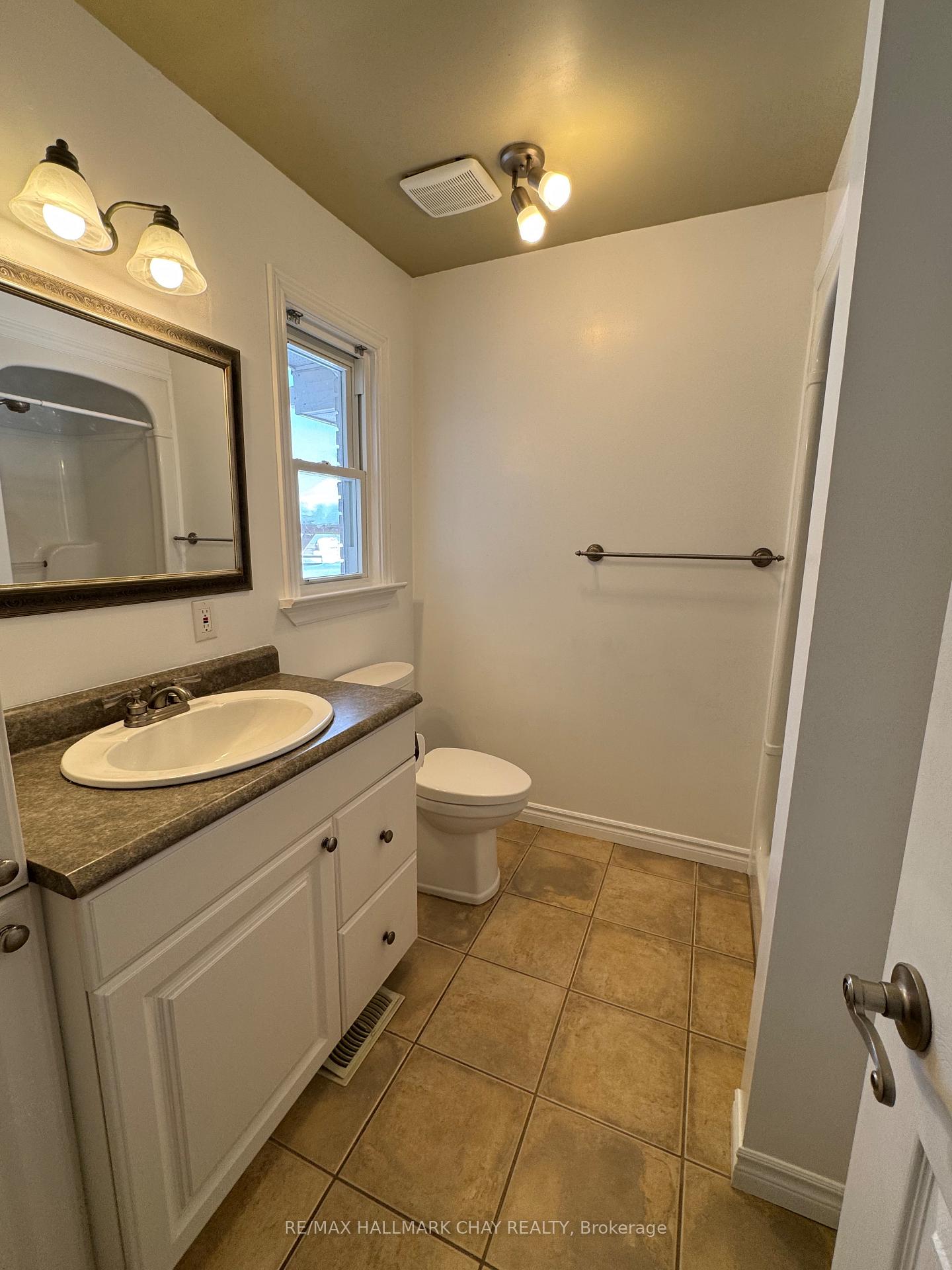 Photo 18 of 763 - MAIN LEVEL Penetanguishene Road, Barrie, 400 North — HOMEH