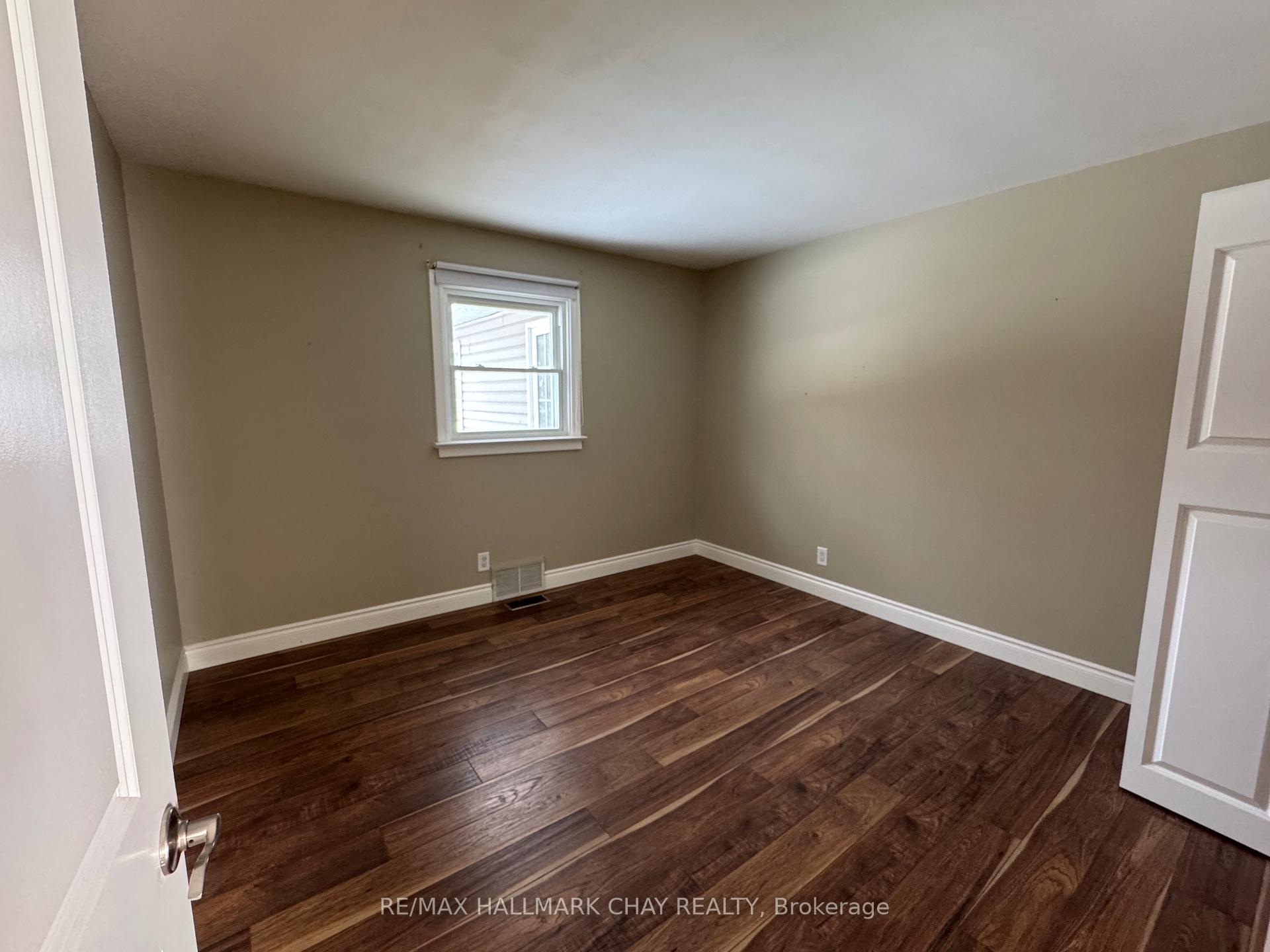 Photo 21 of 763 - MAIN LEVEL Penetanguishene Road, Barrie, 400 North — HOMEH