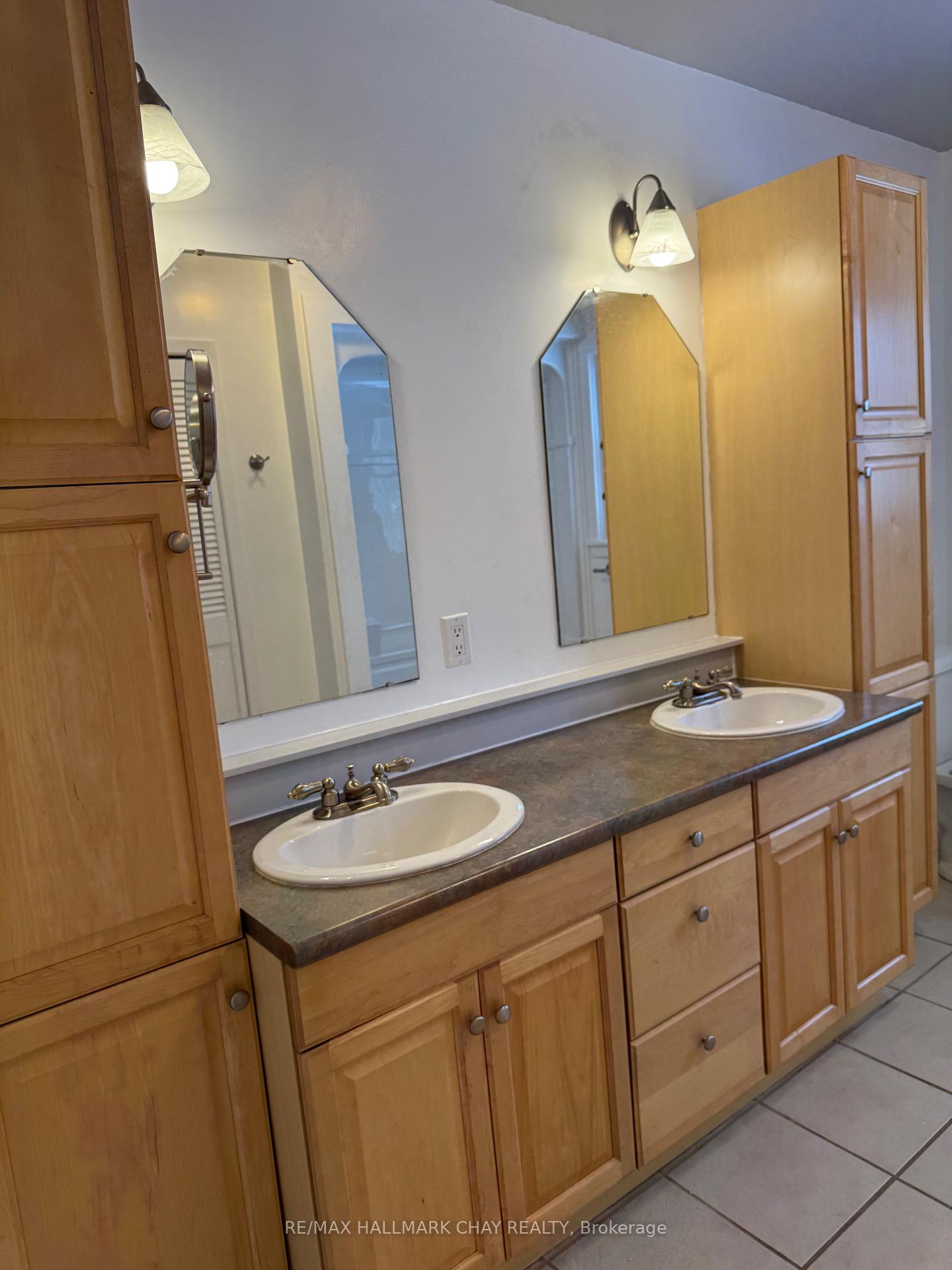 Photo 22 of 763 - MAIN LEVEL Penetanguishene Road, Barrie, 400 North — HOMEH
