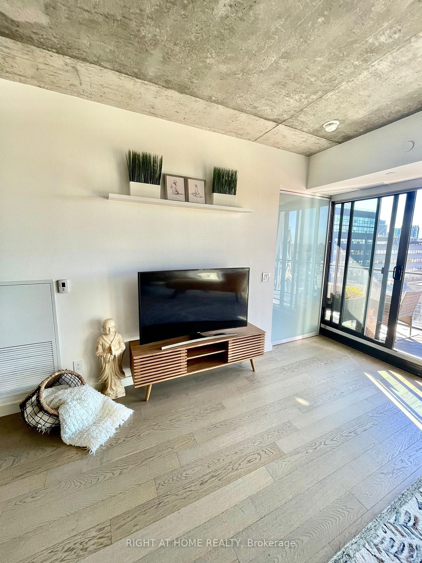 Photo 5 of Unit 1205, 111 Bathurst Street, Toronto, Waterfront Communities — HOMEH