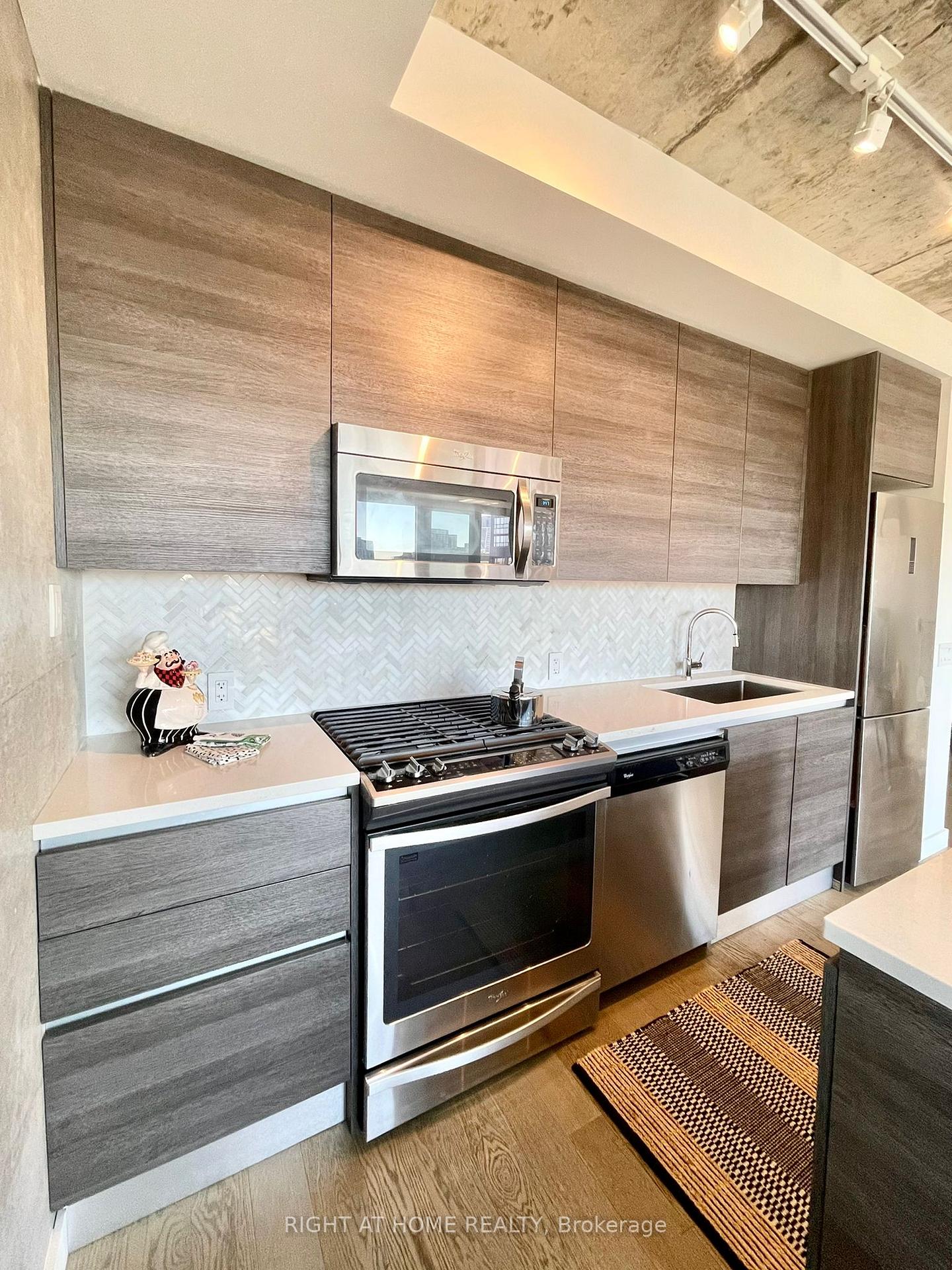 Photo 3 of Unit 1205, 111 Bathurst Street, Toronto, Waterfront Communities — HOMEH