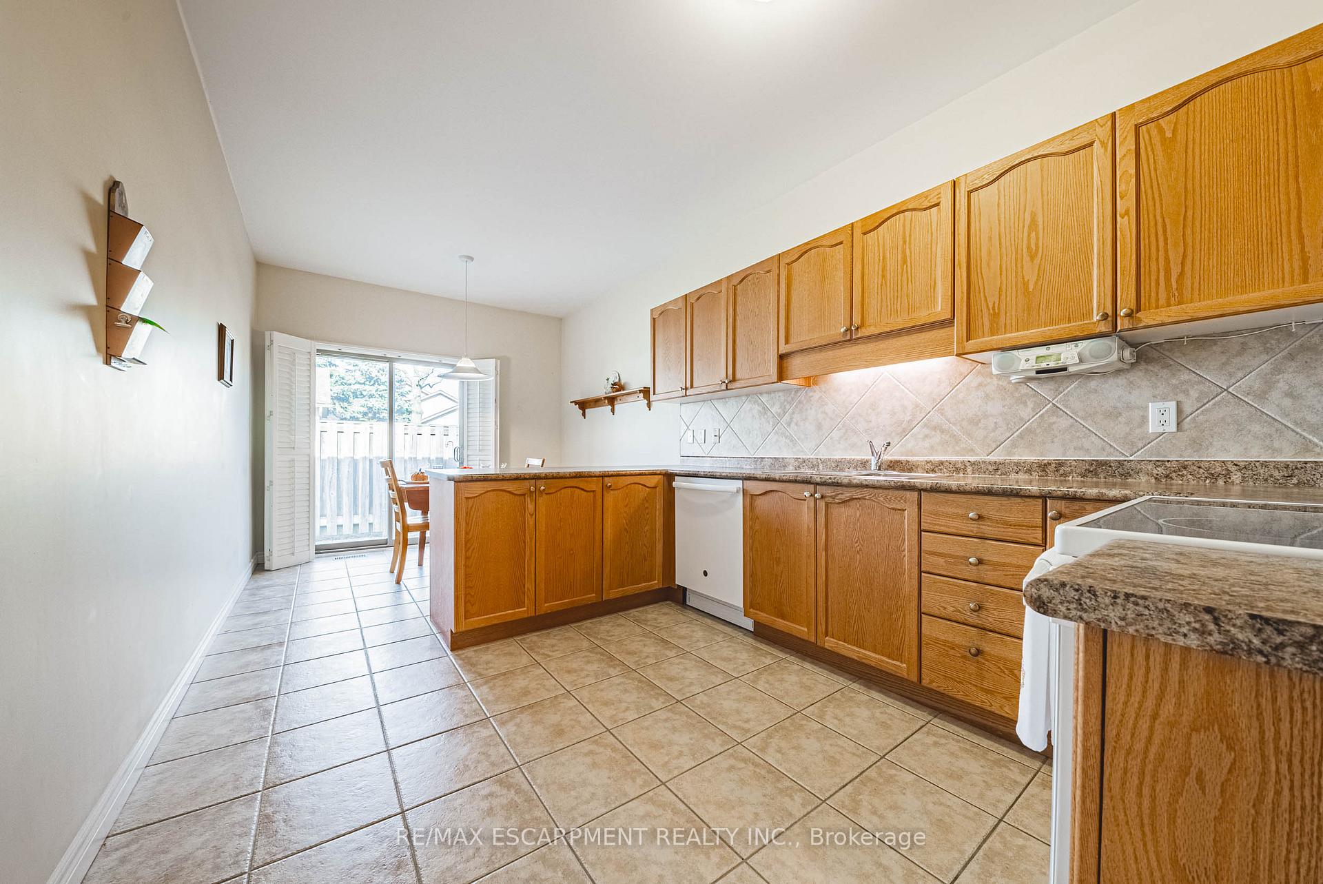 Photo 3 of Unit 49, 34 Southbrook Drive, Hamilton, Binbrook — HOMEH