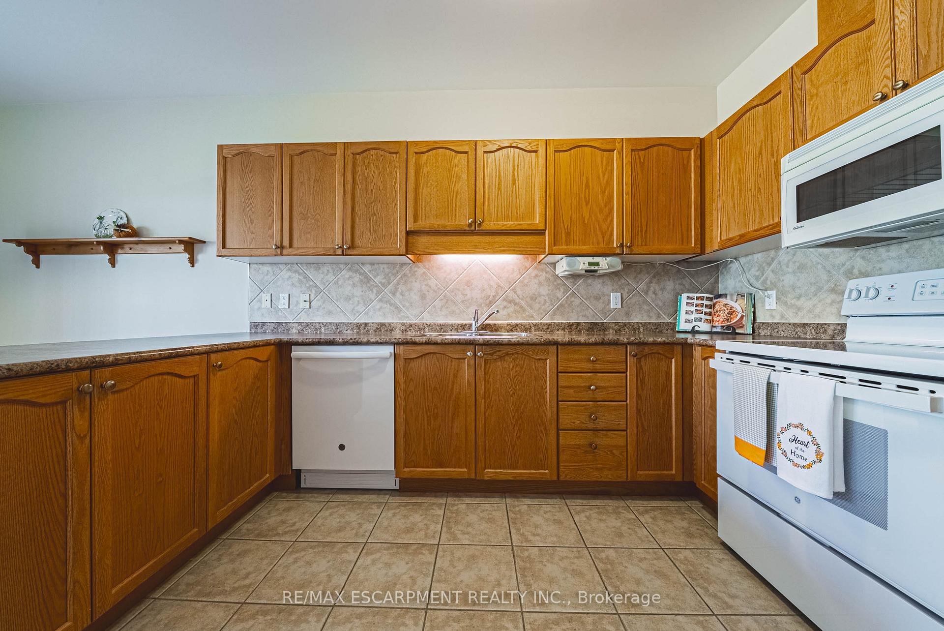 Photo 5 of Unit 49, 34 Southbrook Drive, Hamilton, Binbrook — HOMEH