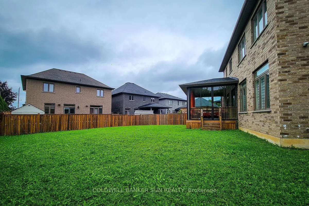 Photo 5 of 32 Kingspoint Circle, Hamilton, Winona Park — HOMEH