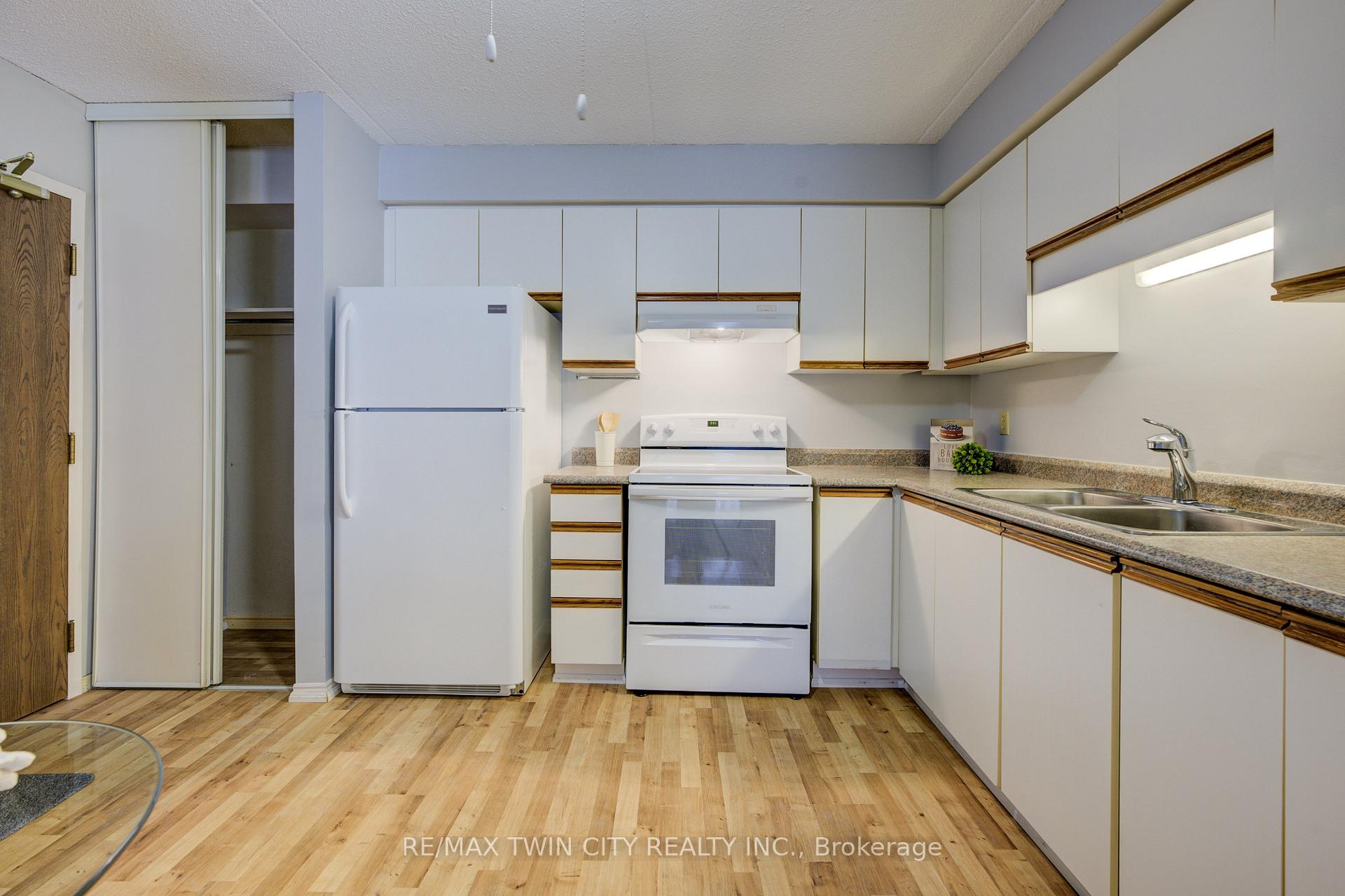 Photo 19 of Unit 404, 266 Overlea Drive, Kitchener — HOMEH