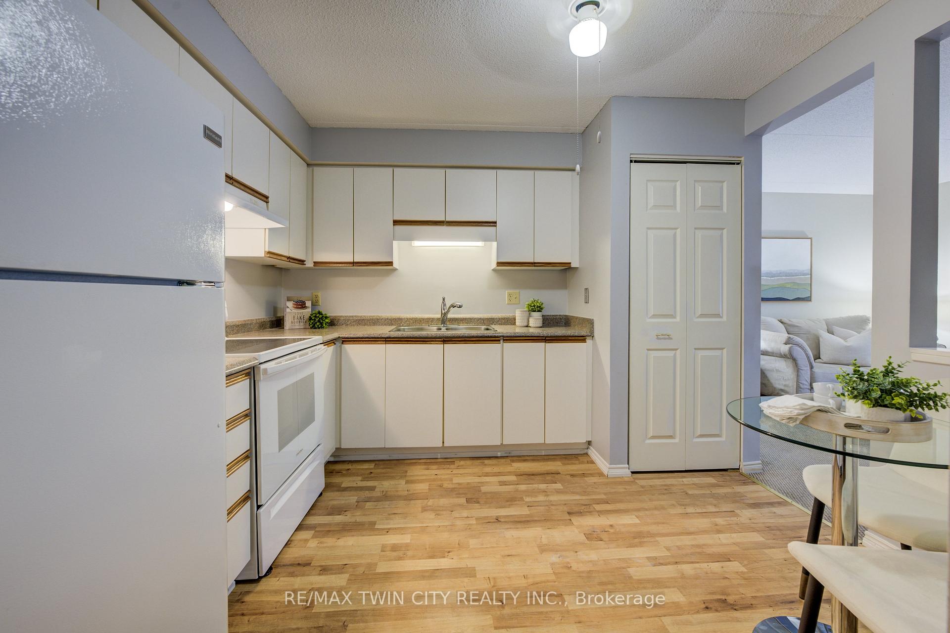 Photo 12 of Unit 404, 266 Overlea Drive, Kitchener — HOMEH