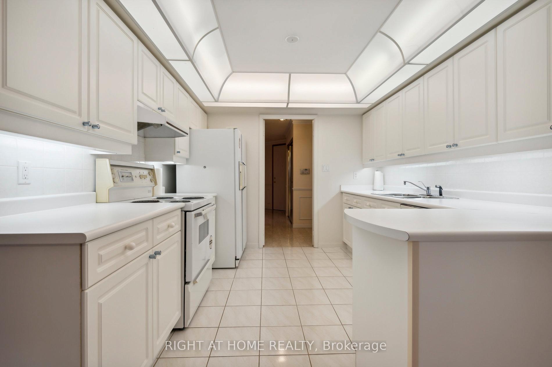 Photo 4 of Unit 814, 610 Bullock Drive, Markham, Markville — HOMEH