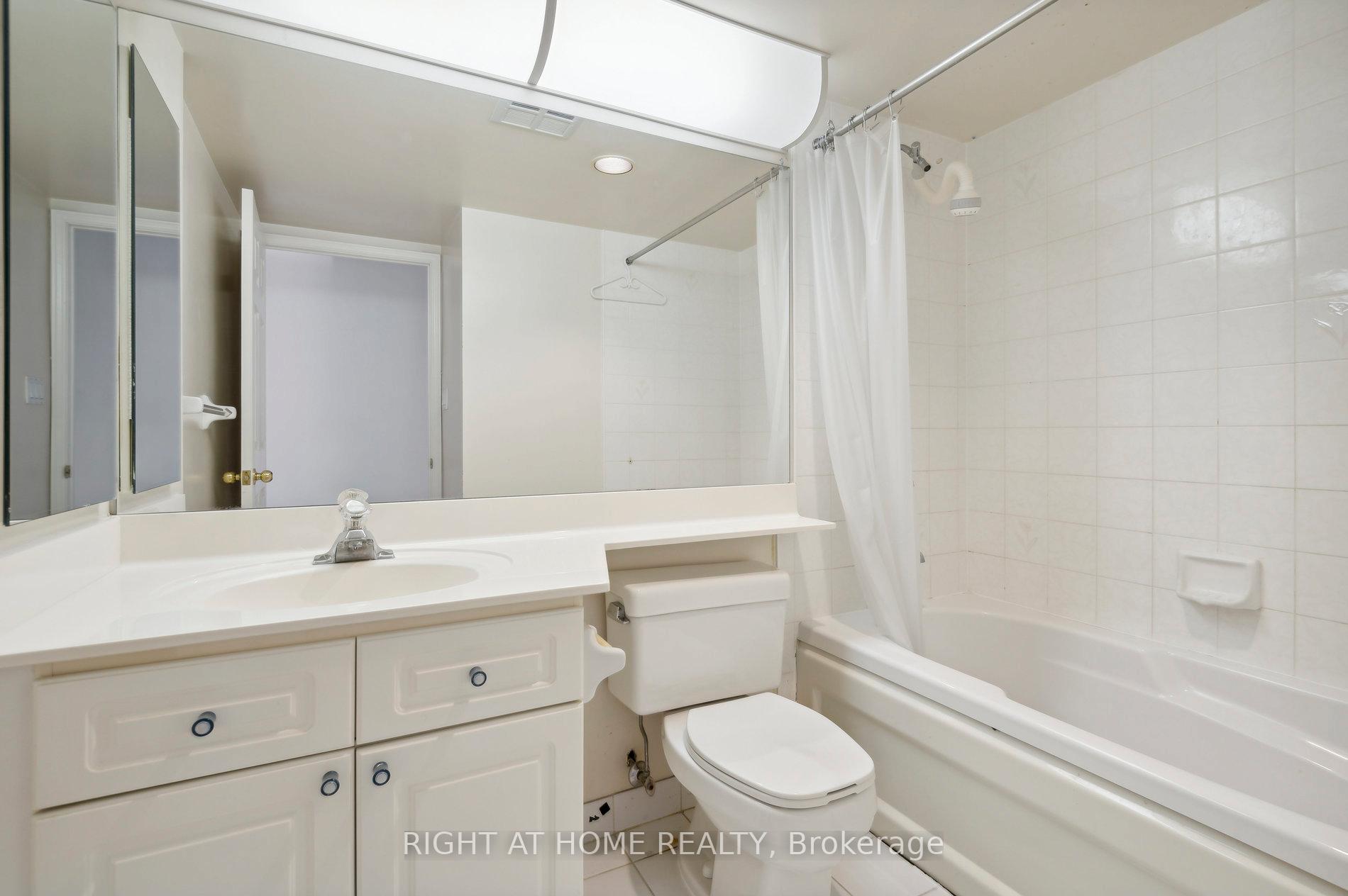 Photo 6 of Unit 814, 610 Bullock Drive, Markham, Markville — HOMEH