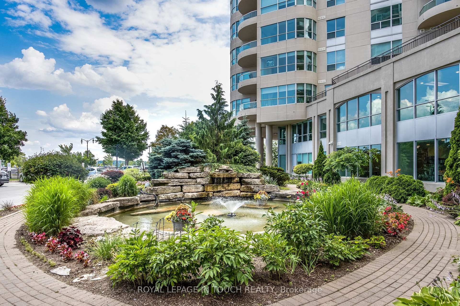 Photo 32 of Unit 1011, 2 Toronto Street S, Barrie, City Centre — HOMEH