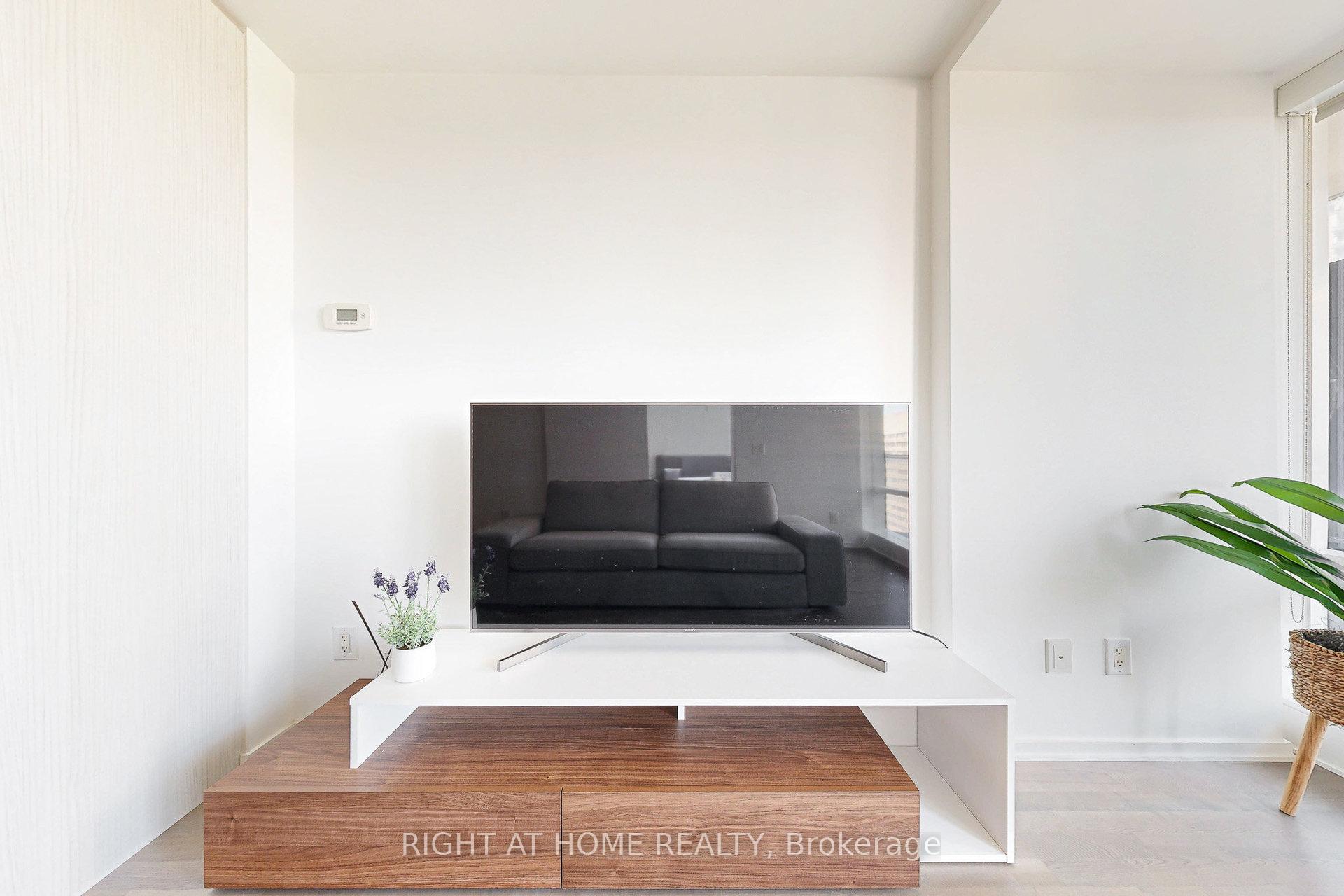 Photo 7 of Unit 3312, 1 Bloor Street E, Toronto, Church-Yonge Corridor — HOMEH