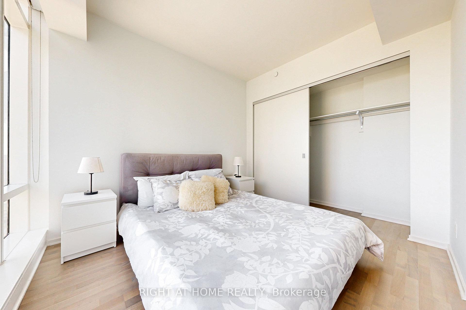 Photo 5 of Unit 3312, 1 Bloor Street E, Toronto, Church-Yonge Corridor — HOMEH