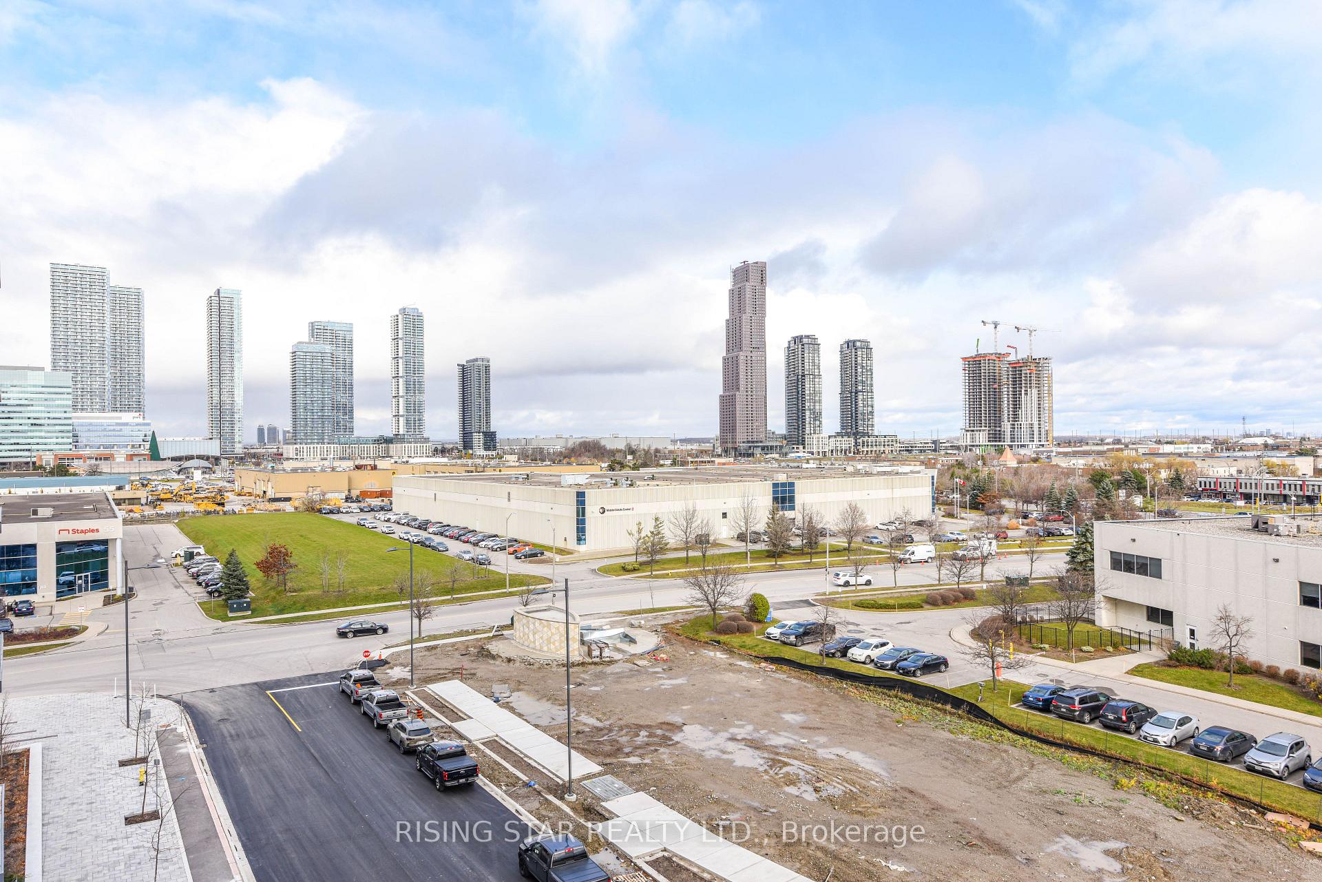 Photo 7 of Unit 617, 60 honeycrisp Crescent, Vaughan, Concord — HOMEH