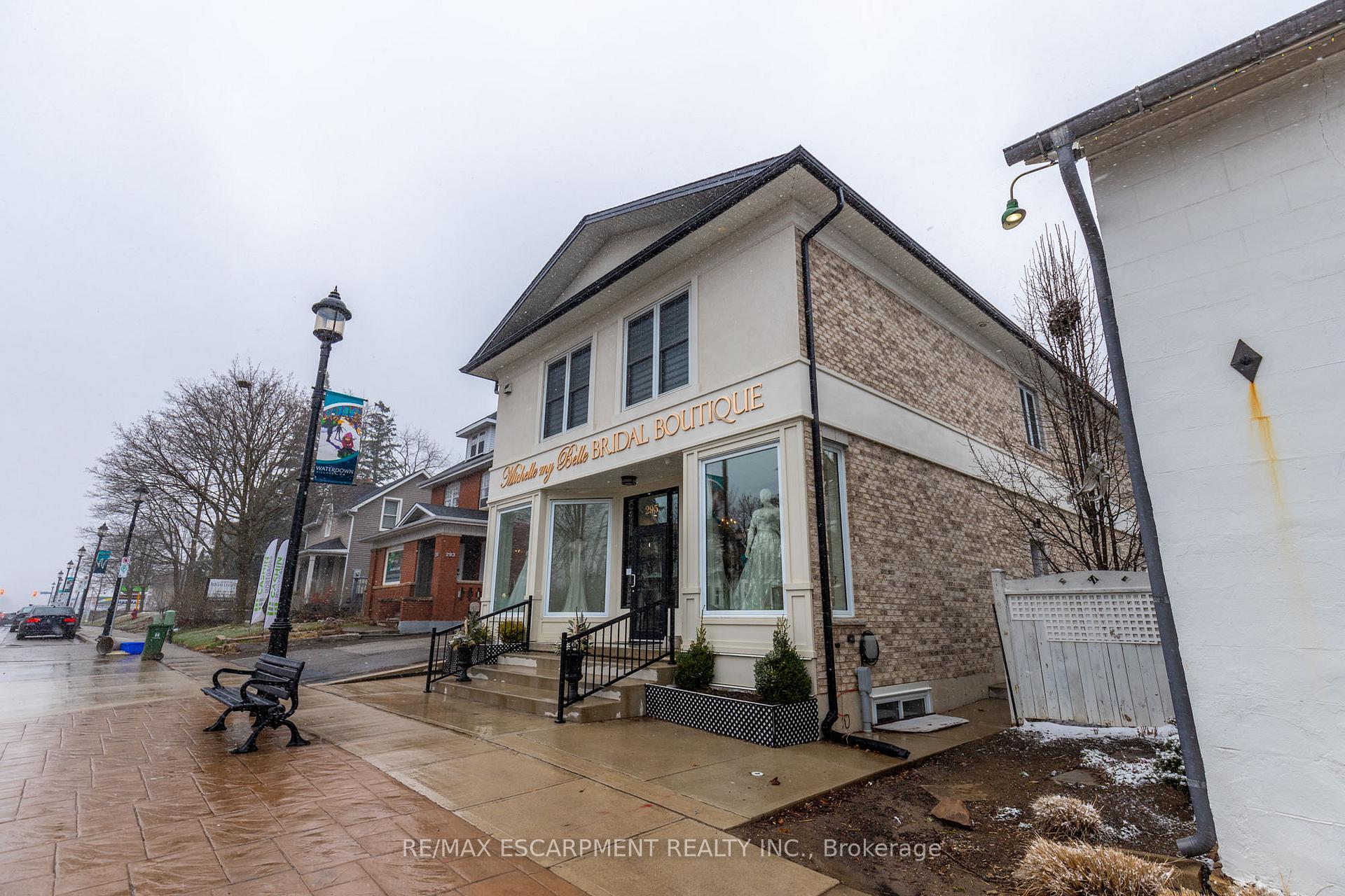 Front of Unit LOWER, 295 Dundas Street E