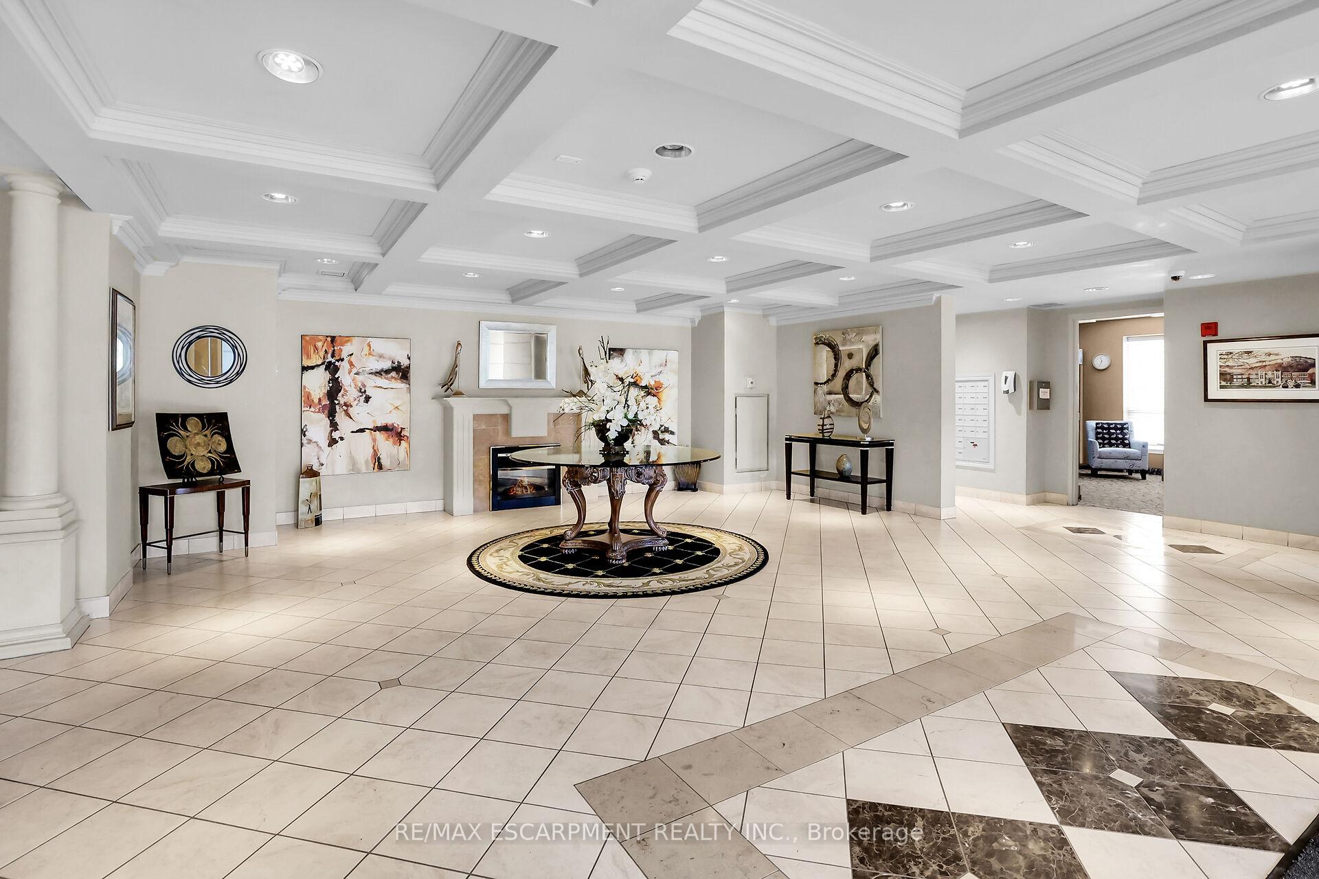 Photo 3 of Unit 807, 3000 Creekside Drive, Hamilton, Dundas — HOMEH