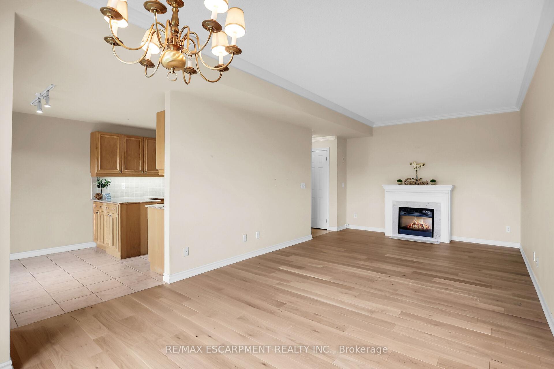 Photo 4 of Unit 807, 3000 Creekside Drive, Hamilton, Dundas — HOMEH
