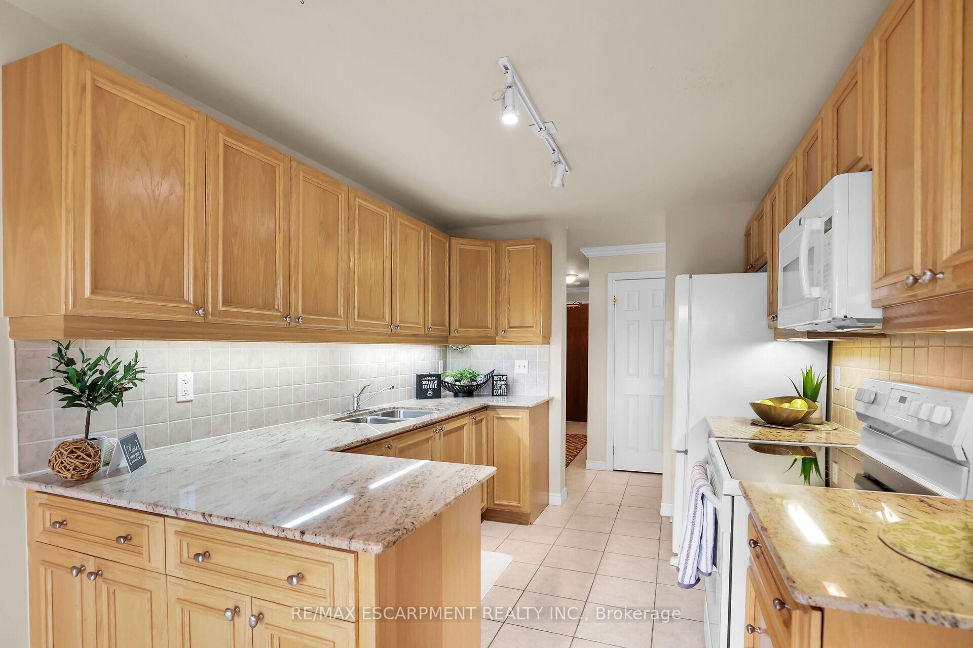 Photo 8 of Unit 807, 3000 Creekside Drive, Hamilton, Dundas — HOMEH