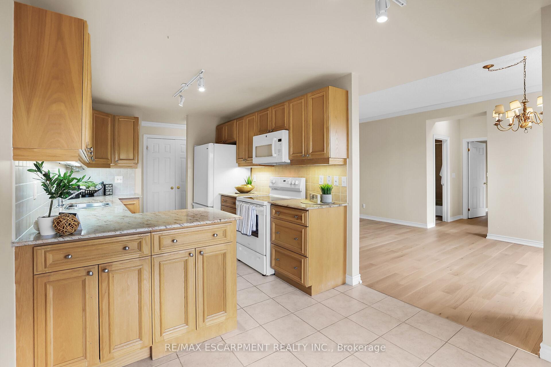 Photo 22 of Unit 807, 3000 Creekside Drive, Hamilton, Dundas — HOMEH