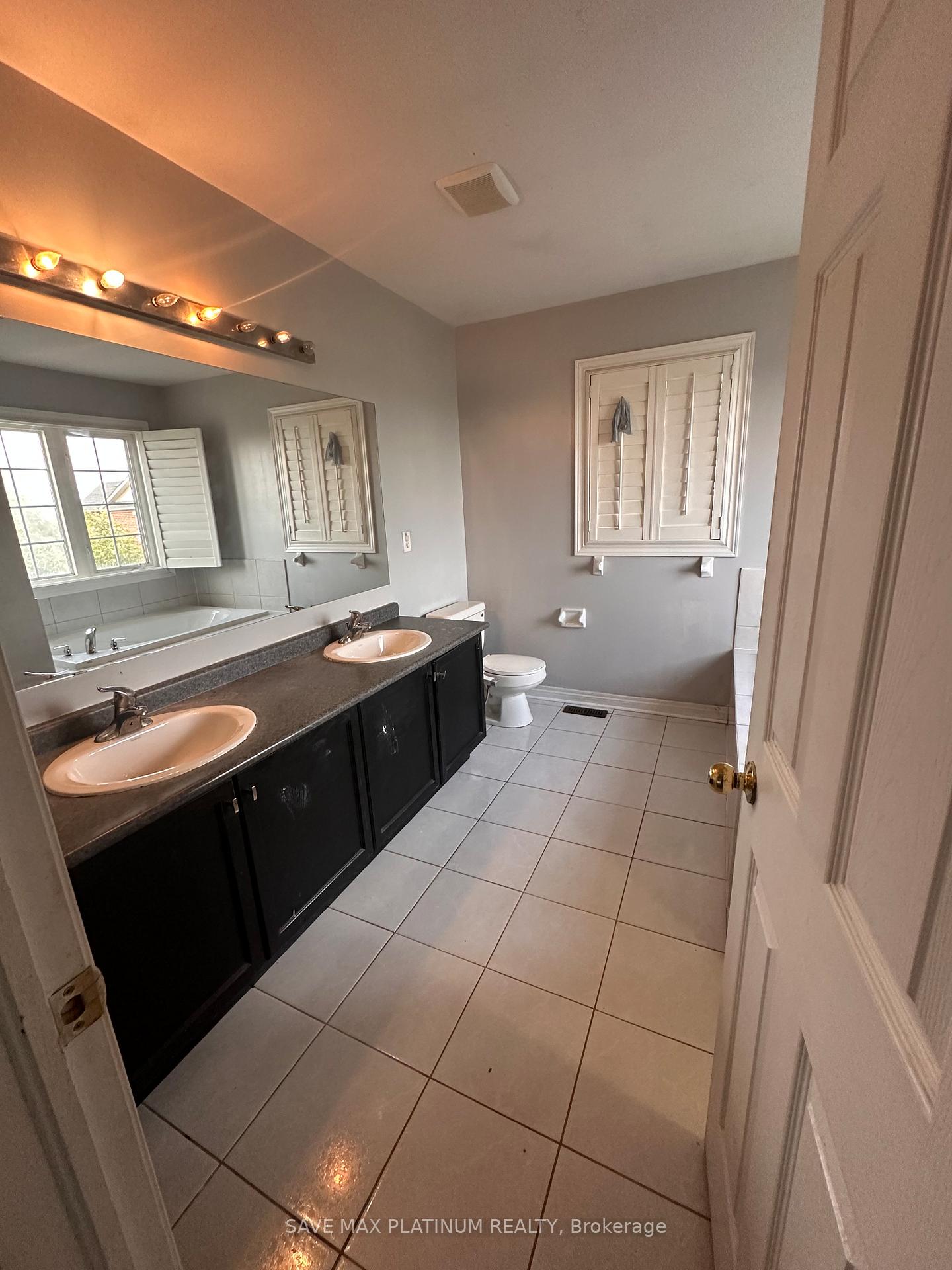 Photo 5 of 38 Chalkfarm Crescent, Brampton, Northwest Sandalwood Parkway — HOMEH