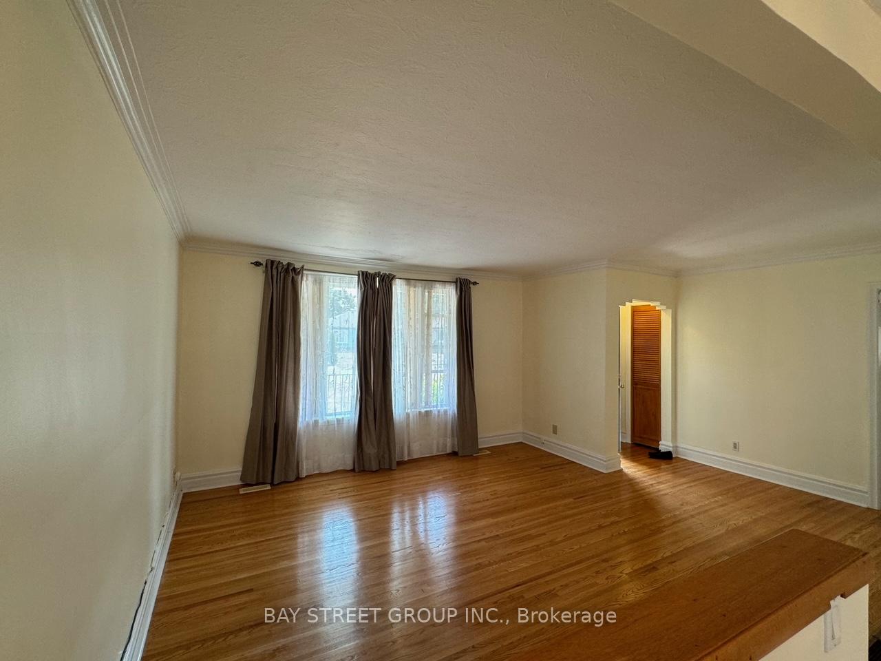Photo 5 of 38 Woodward Avenue, Markham, Thornhill — HOMEH