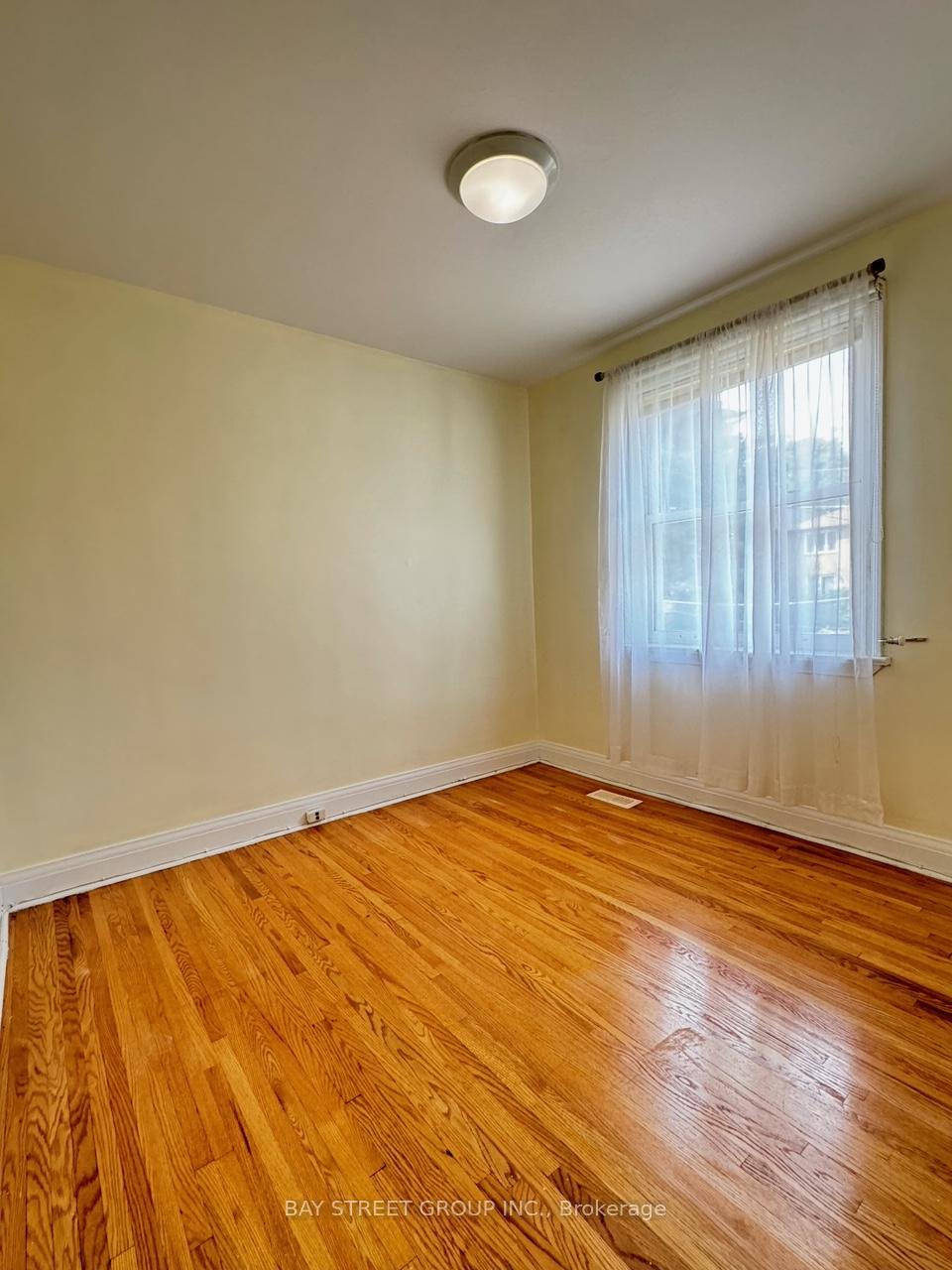 Photo 12 of 38 Woodward Avenue, Markham, Thornhill — HOMEH