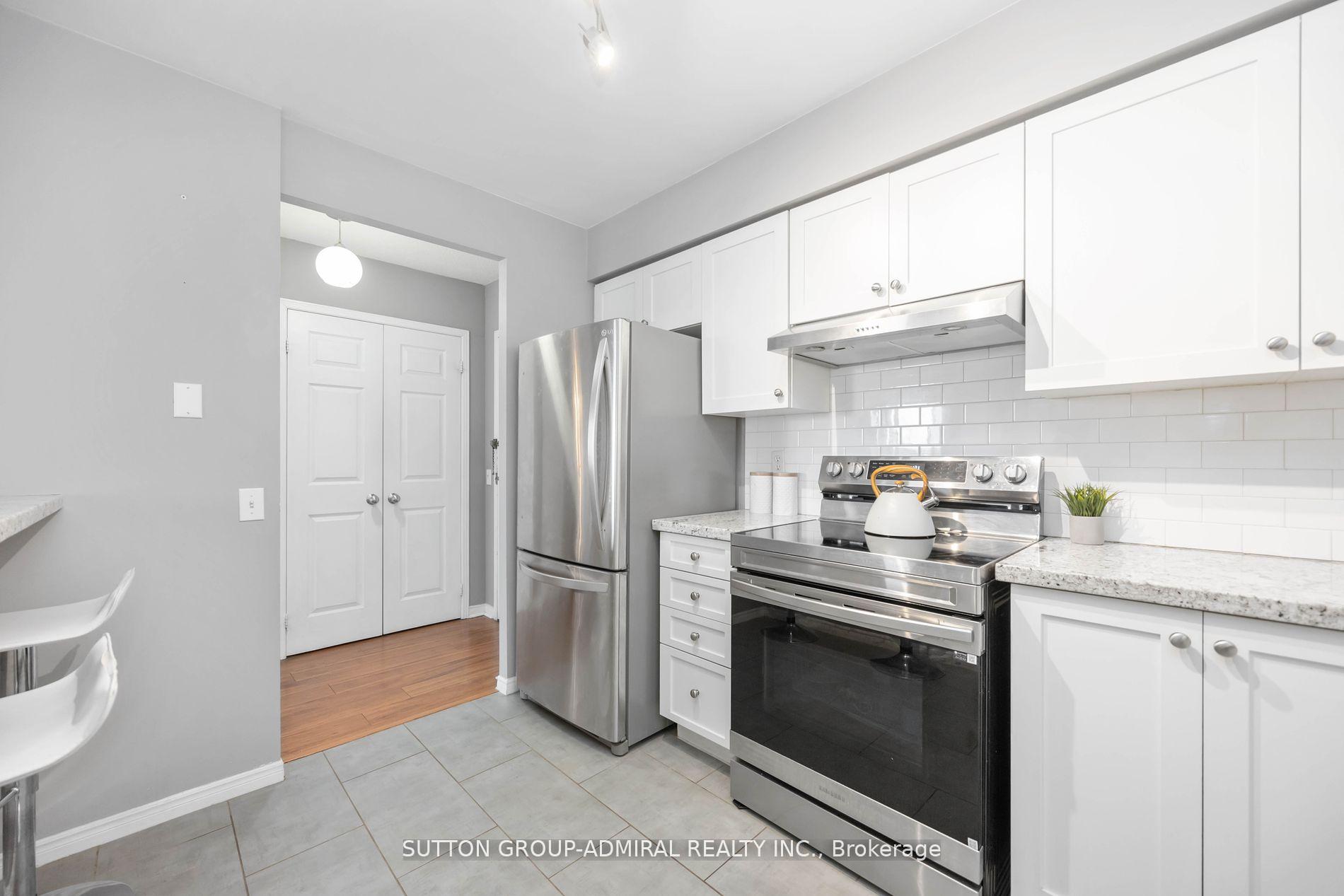 Photo 4 of Unit 412, 81 Townsgate Drive, Vaughan, Crestwood-Springfarm-Yorkhill — HOMEH