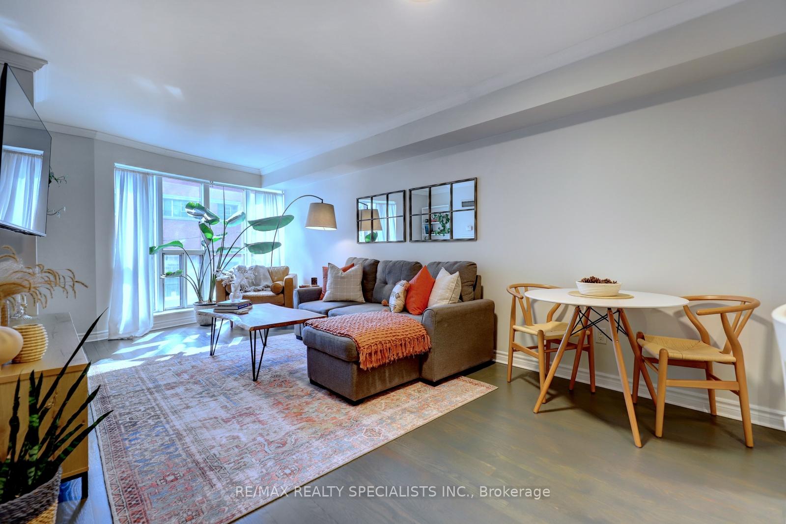Front of Unit 237, 250 Wellington Street W