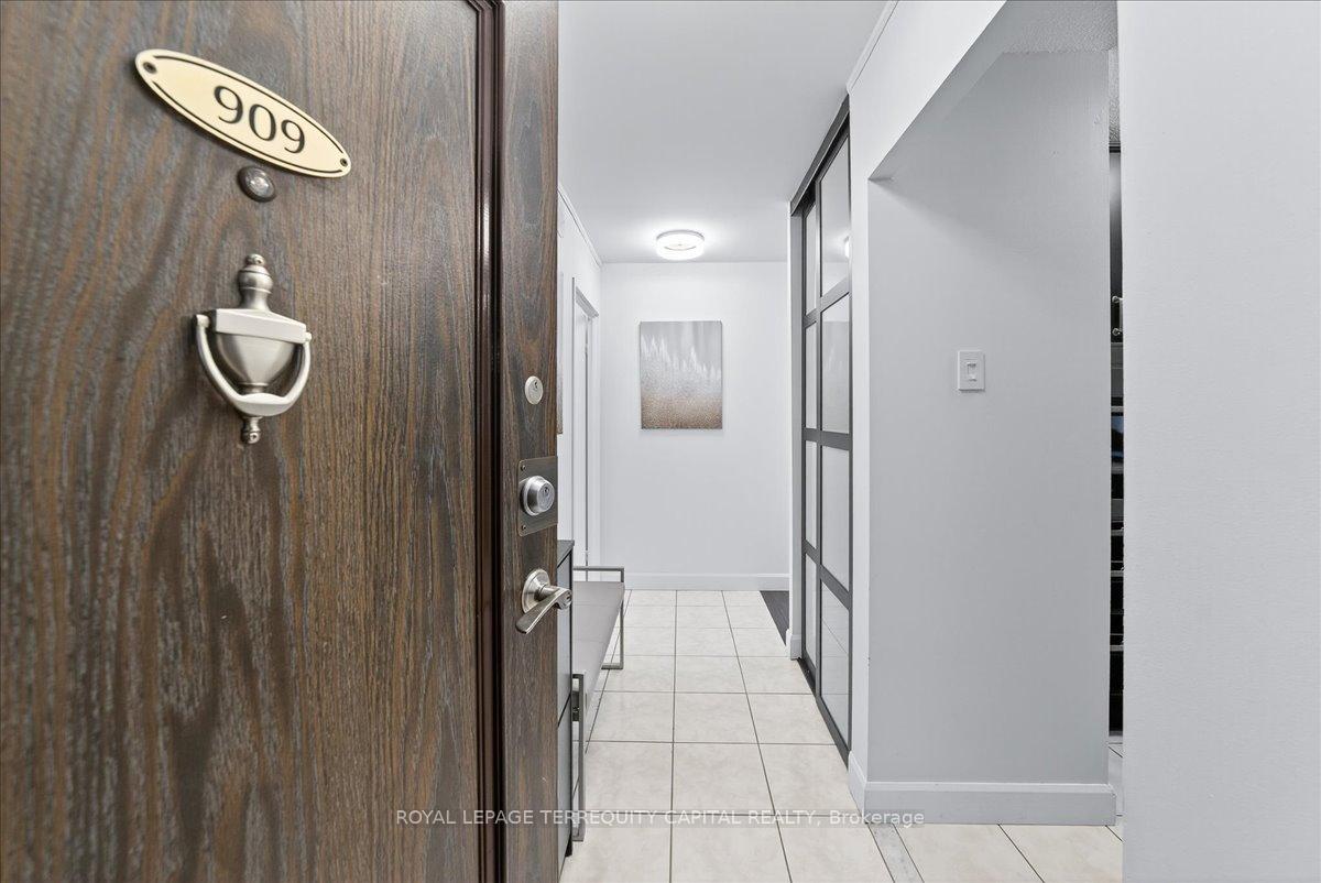 Photo 5 of Unit 909, 8111 Yonge Street, Markham, Royal Orchard — HOMEH