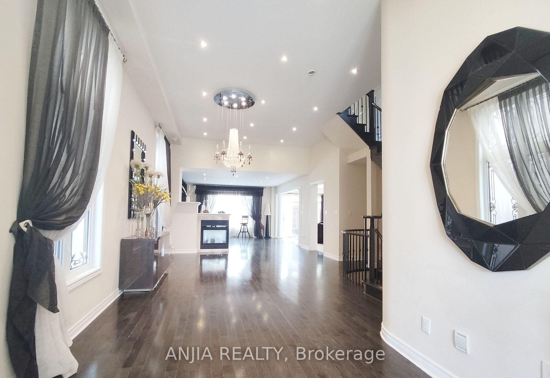 Photo 3 of 19 Savona Place, Vaughan, Patterson — HOMEH