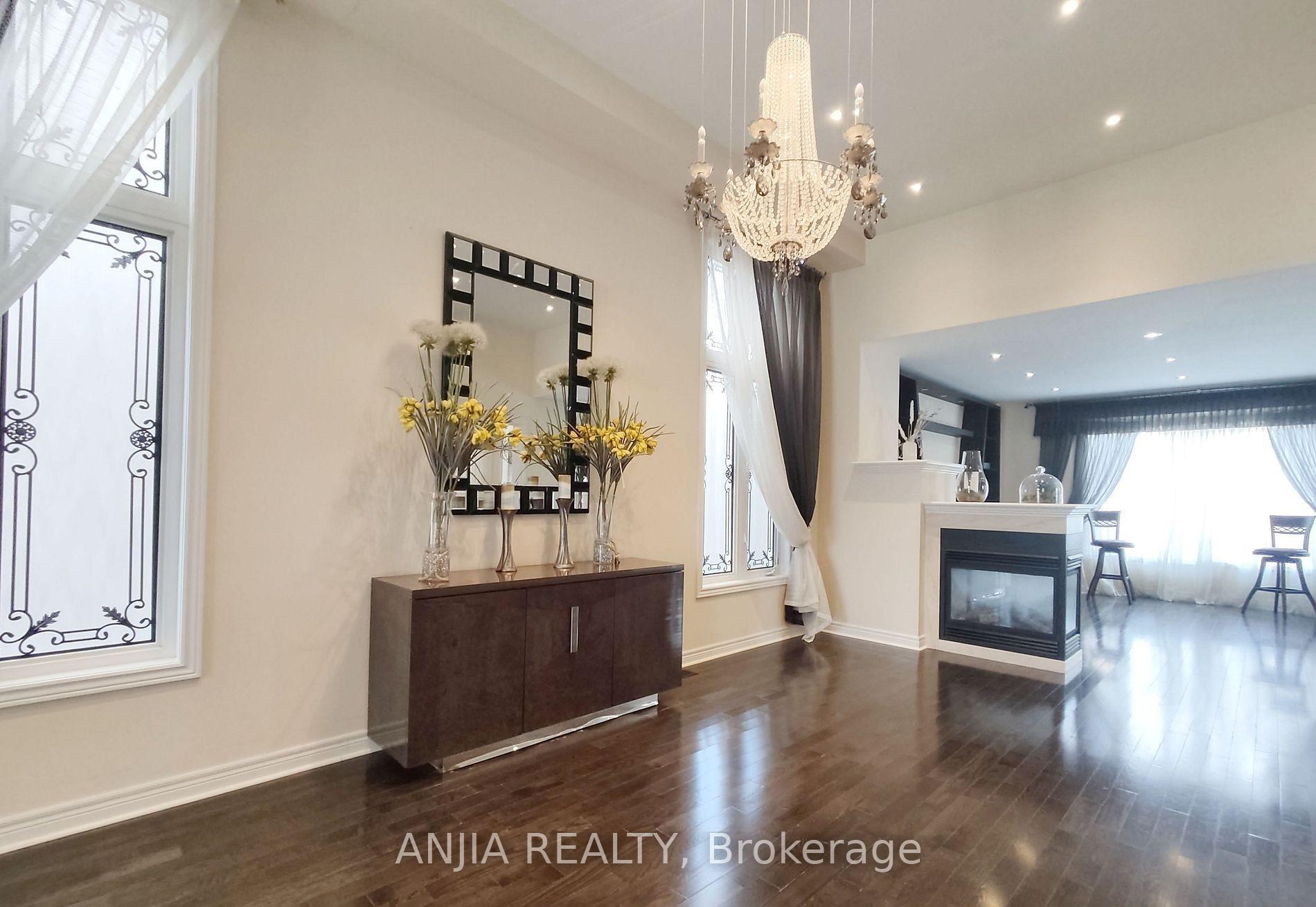 Photo 2 of 19 Savona Place, Vaughan, Patterson — HOMEH