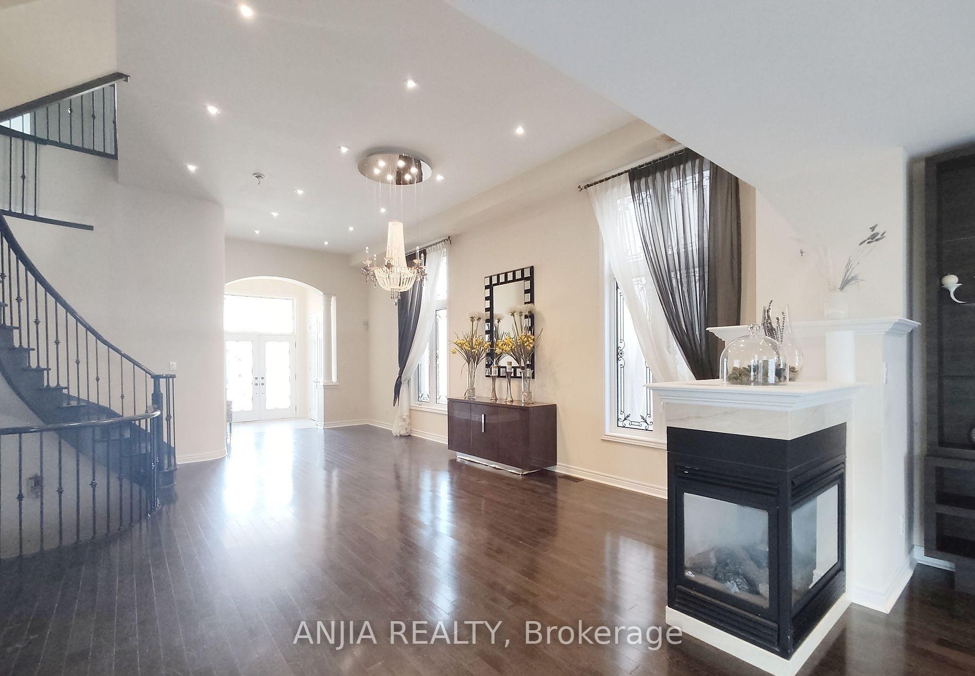 Photo 4 of 19 Savona Place, Vaughan, Patterson — HOMEH