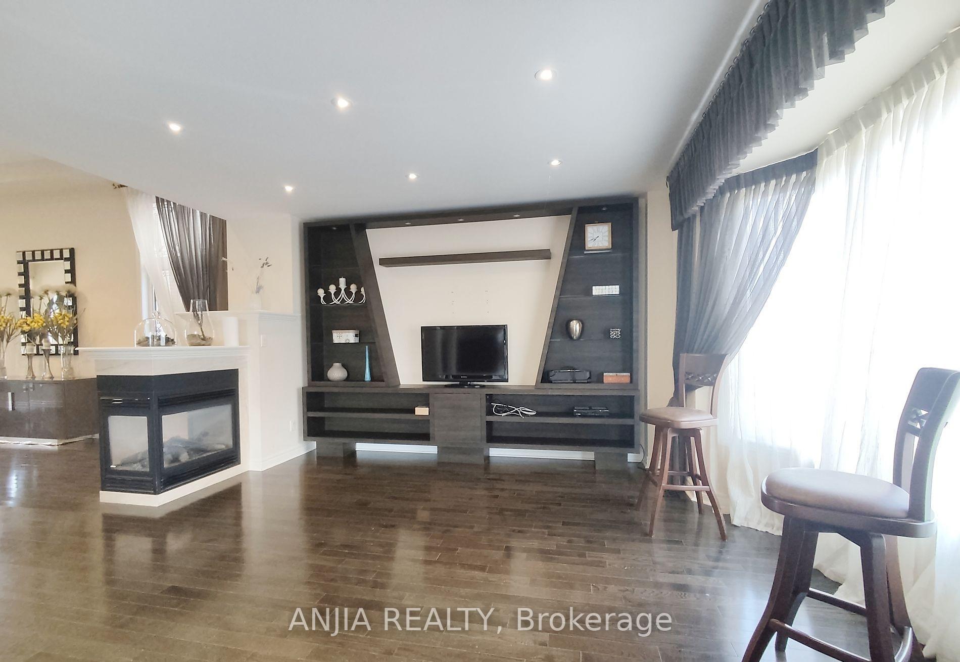 Photo 5 of 19 Savona Place, Vaughan, Patterson — HOMEH