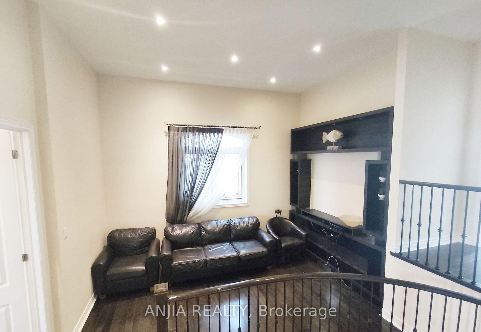 Photo 13 of 19 Savona Place, Vaughan, Patterson — HOMEH