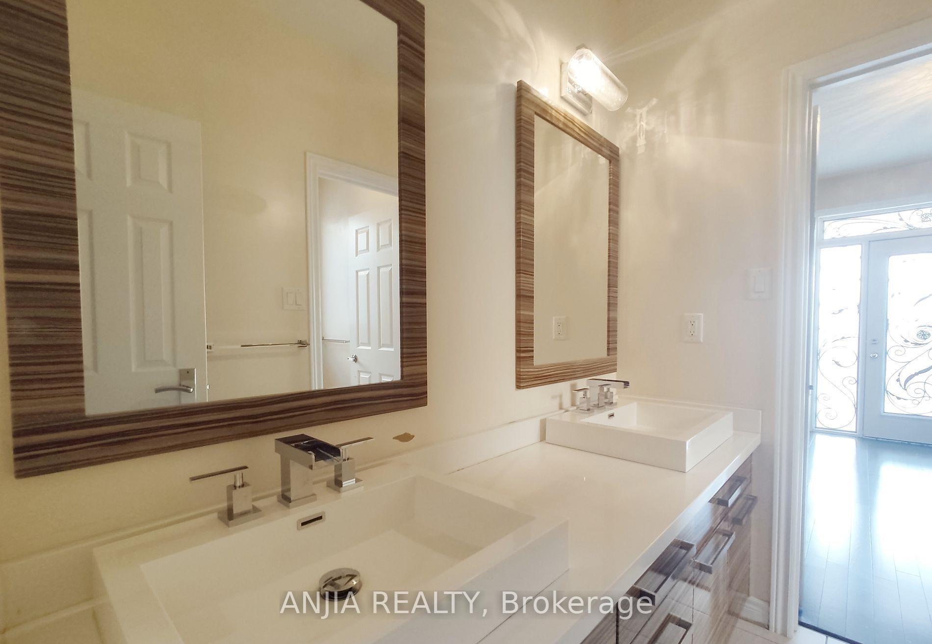 Photo 17 of 19 Savona Place, Vaughan, Patterson — HOMEH