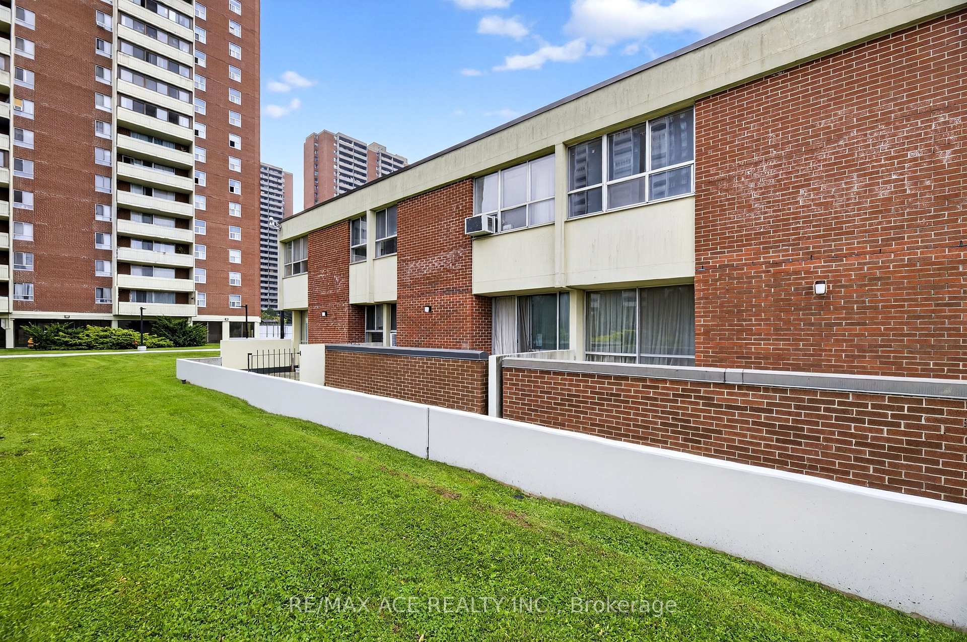 Photo 3 of Unit 303, 10 Crescent Town Road, Toronto, Crescent Town — HOMEH