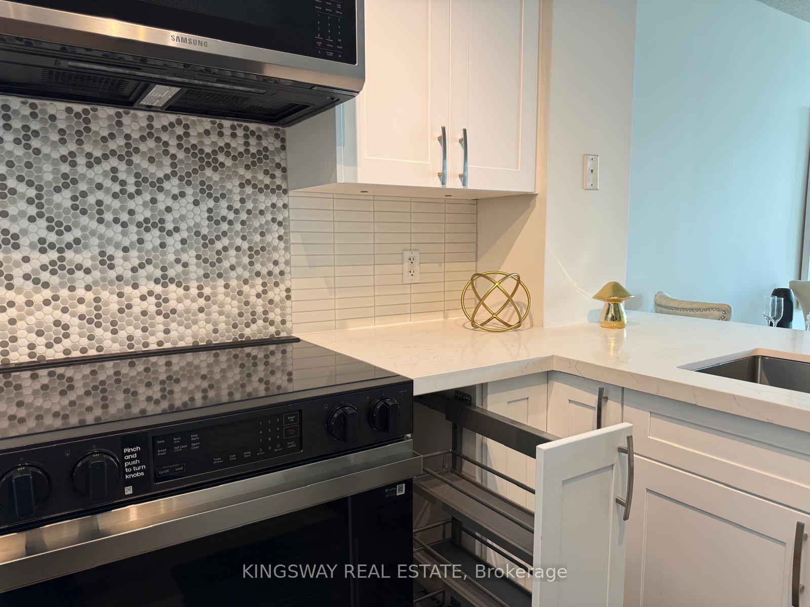 Photo 2 of Unit 1811, 51 Lower Simcoe Street, Toronto, Waterfront Communities — HOMEH