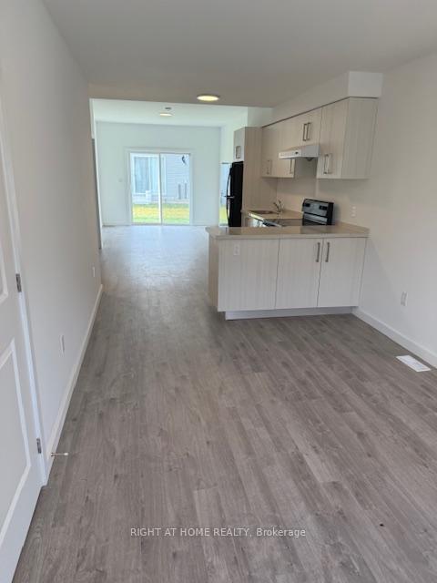 Photo 7 of 9 Waterleaf Trail, Welland, Broadway — HOMEH