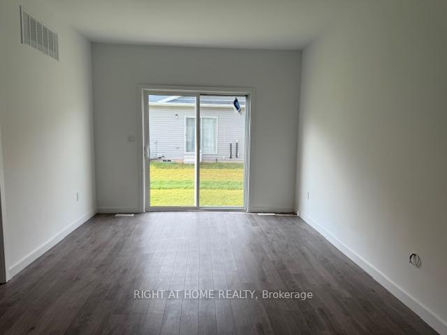 Photo 5 of 9 Waterleaf Trail, Welland, Broadway — HOMEH