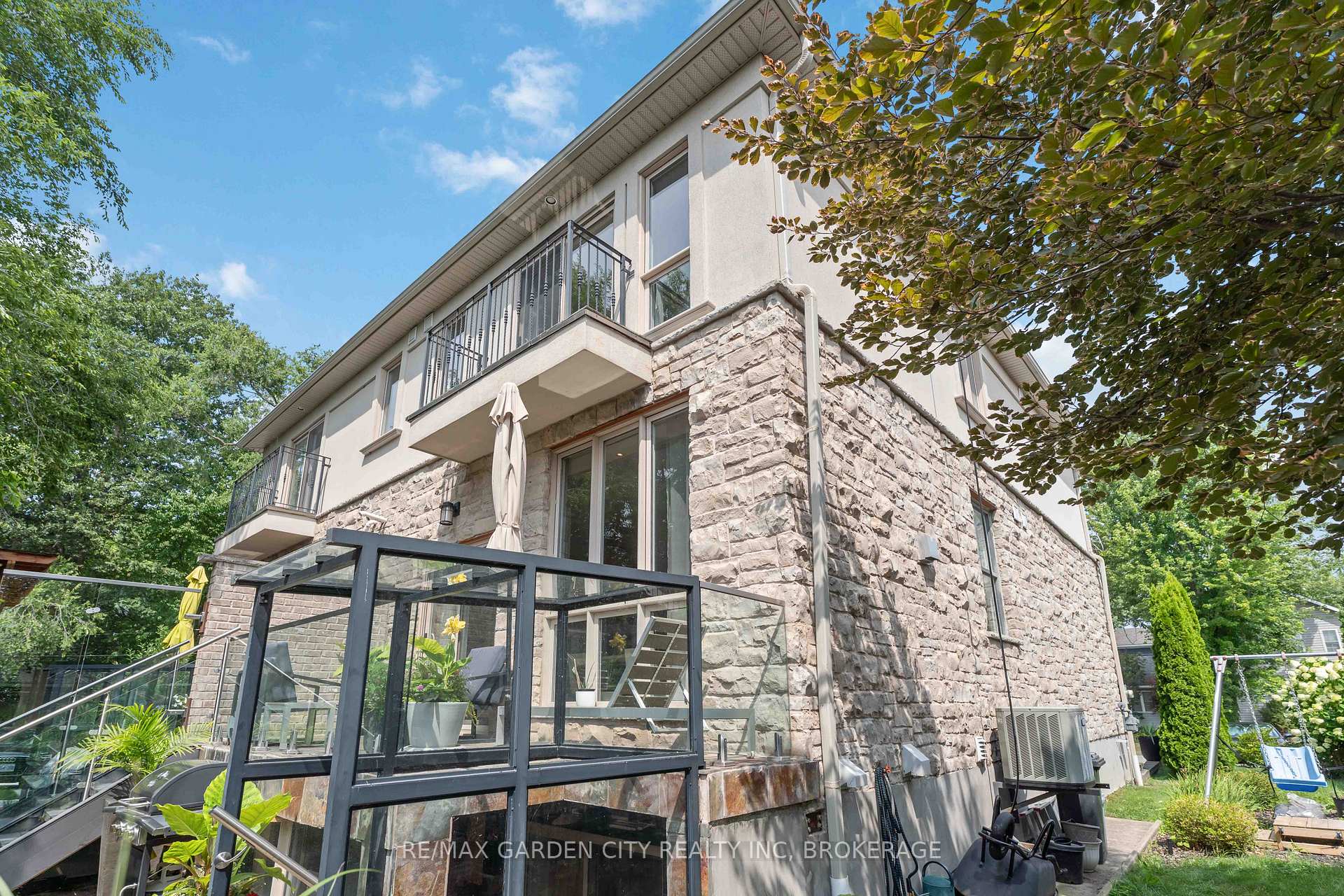 Photo 9 of 2 Stepney Street, St. Catharines, Port Weller — HOMEH