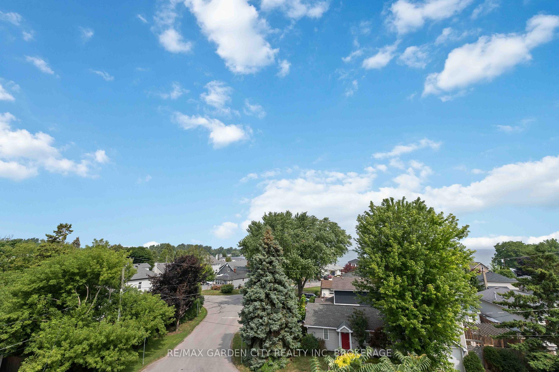 Photo 8 of 2 Stepney Street, St. Catharines, Port Weller — HOMEH
