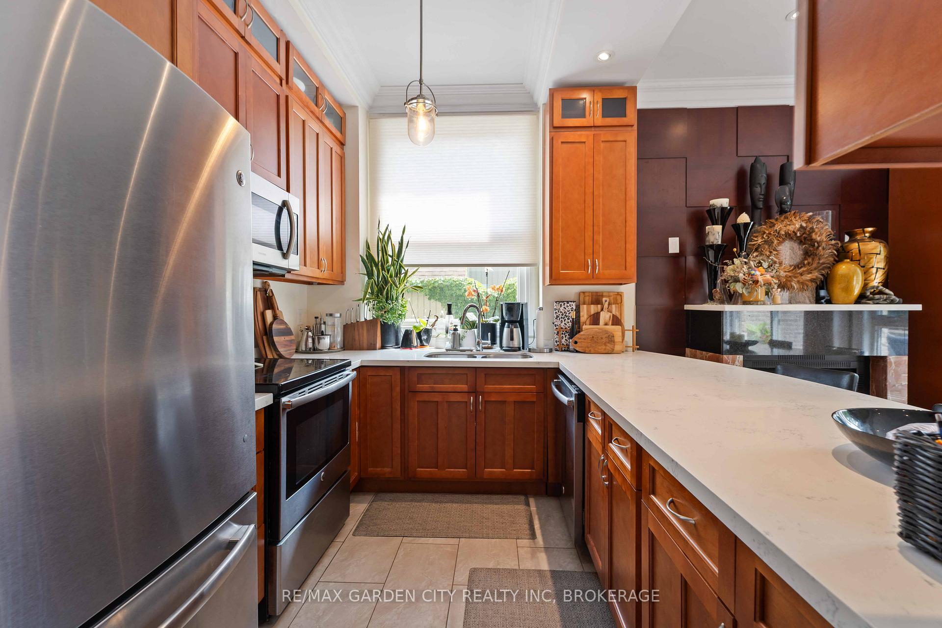 Photo 11 of 2 Stepney Street, St. Catharines, Port Weller — HOMEH