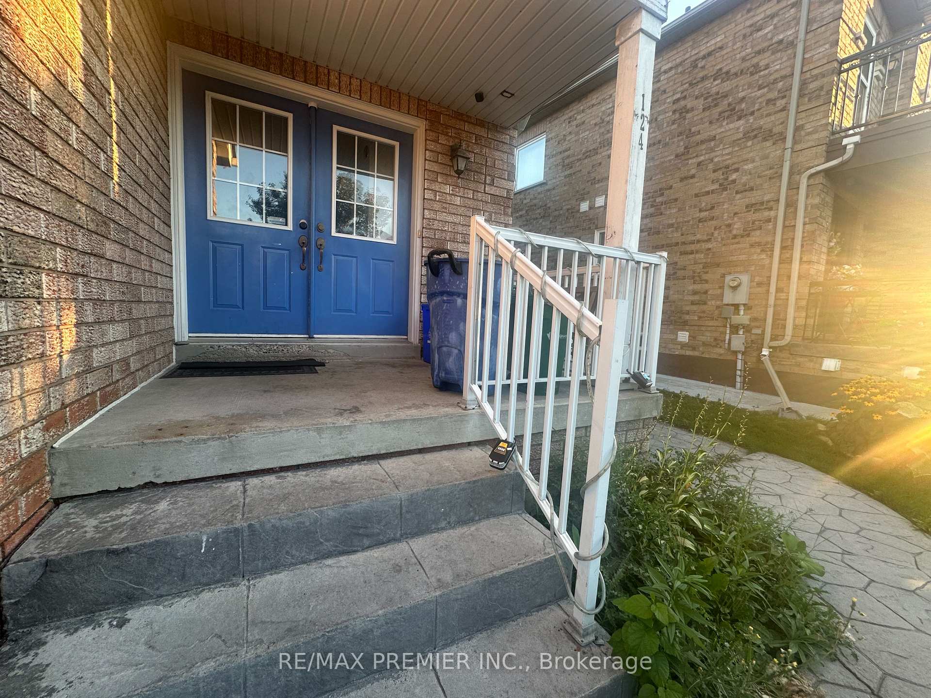 Photo 2 of 124 Casabel Drive, Vaughan, Maple — HOMEH