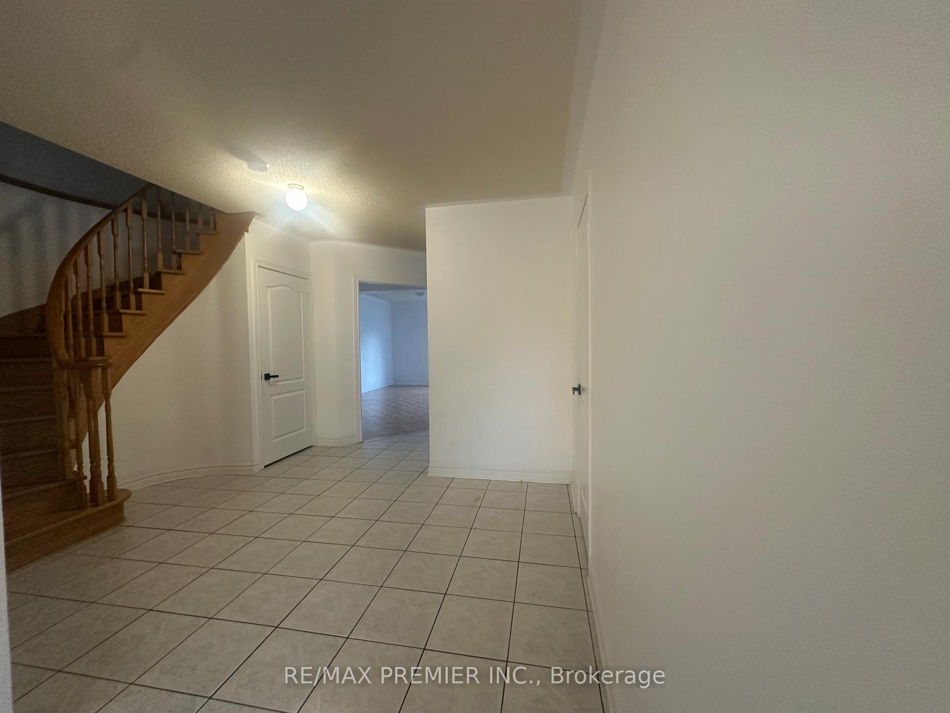 Photo 3 of 124 Casabel Drive, Vaughan, Maple — HOMEH