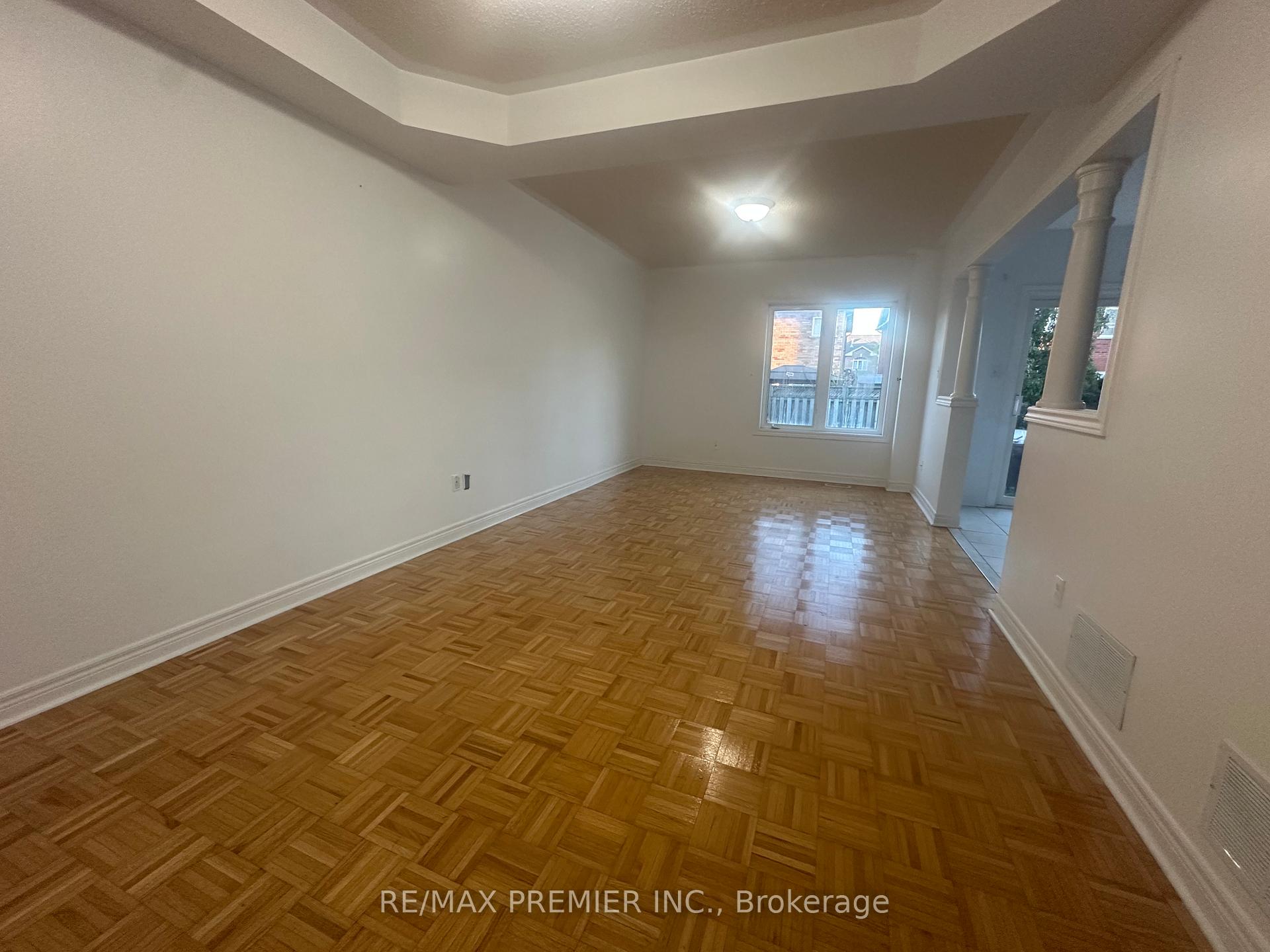 Photo 4 of 124 Casabel Drive, Vaughan, Maple — HOMEH