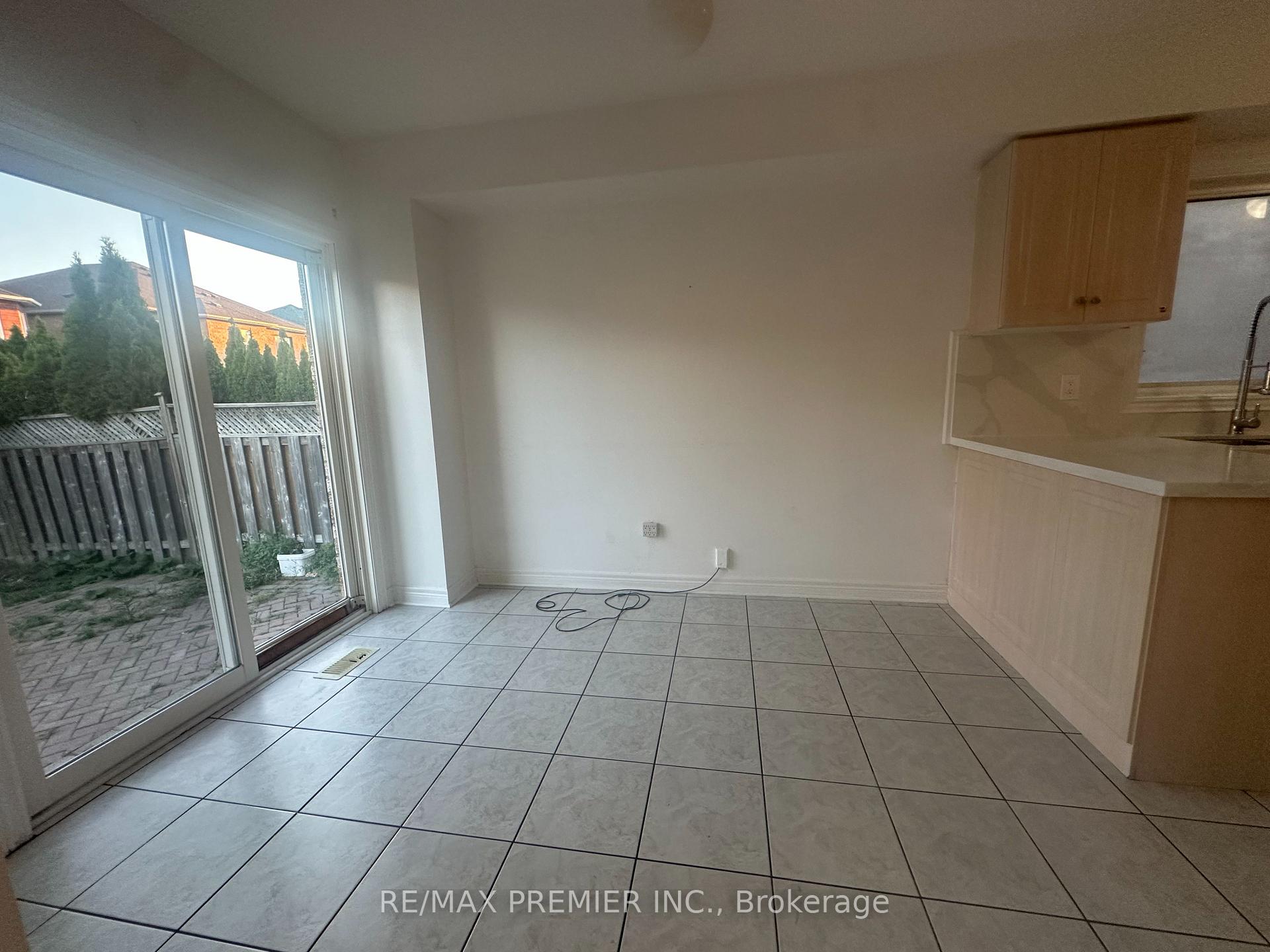 Photo 7 of 124 Casabel Drive, Vaughan, Maple — HOMEH