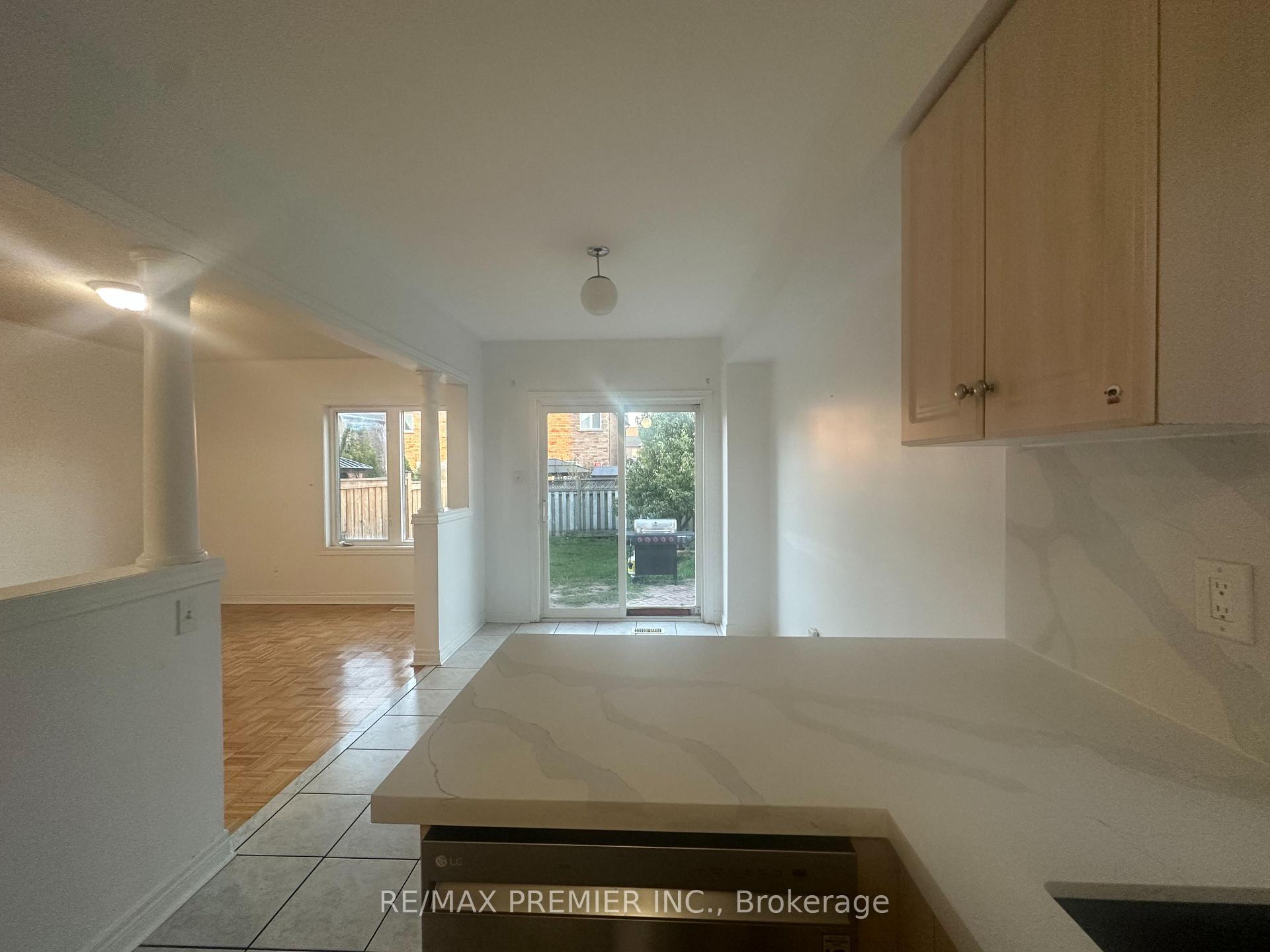 Photo 5 of 124 Casabel Drive, Vaughan, Maple — HOMEH