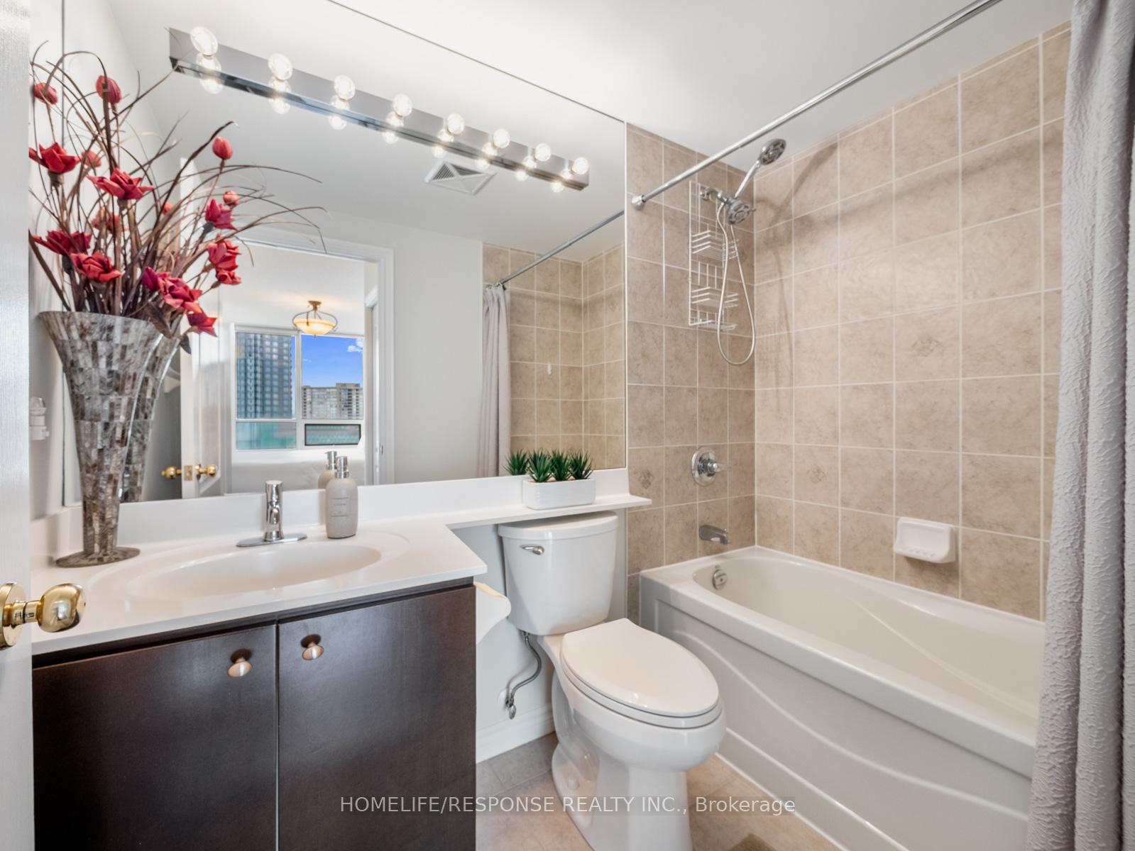 Photo 4 of Unit 701, 88 Promenade Circle, Vaughan, Brownridge — HOMEH