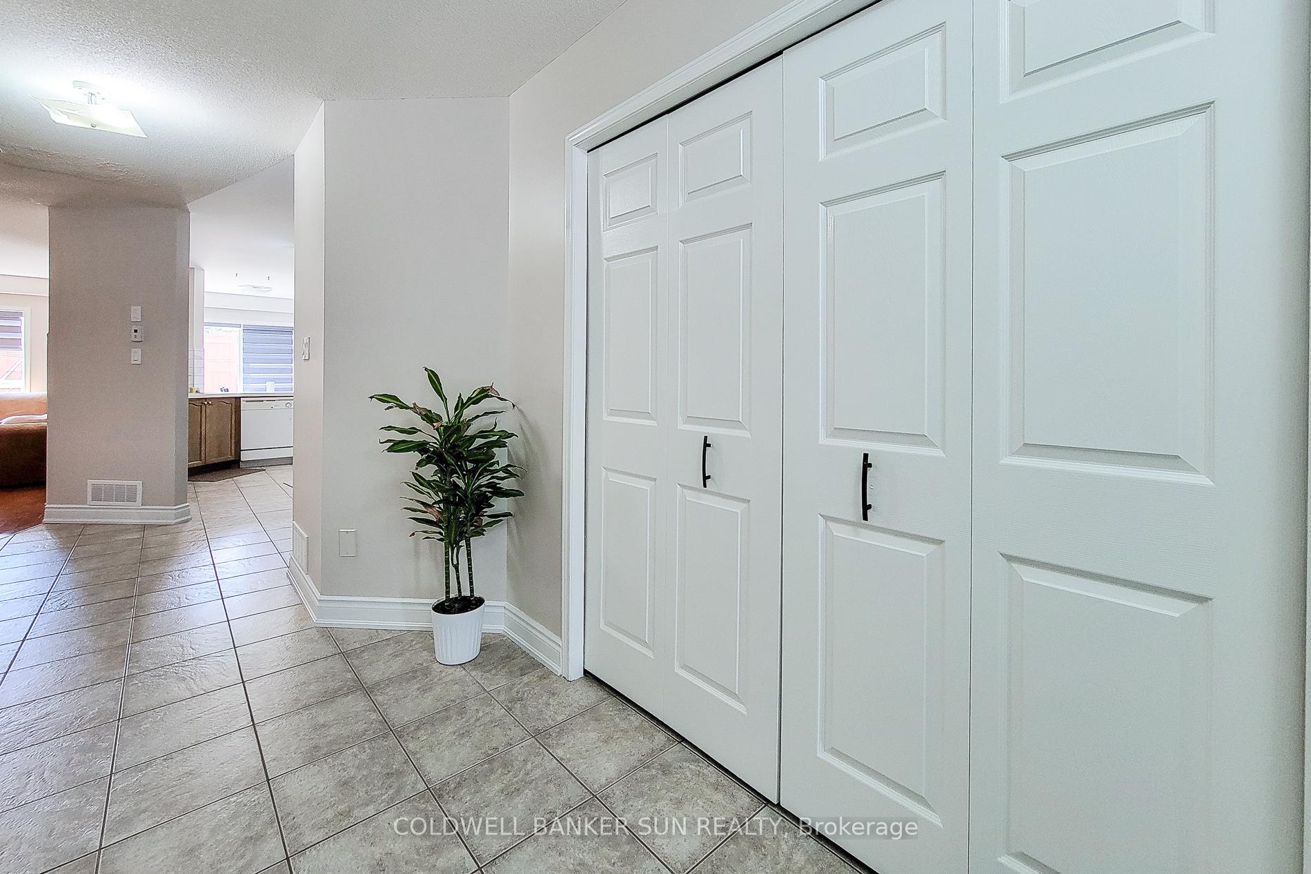 Photo 2 of 112 Meadow Wood Crescent, Hamilton, Stoney Creek Mountain — HOMEH