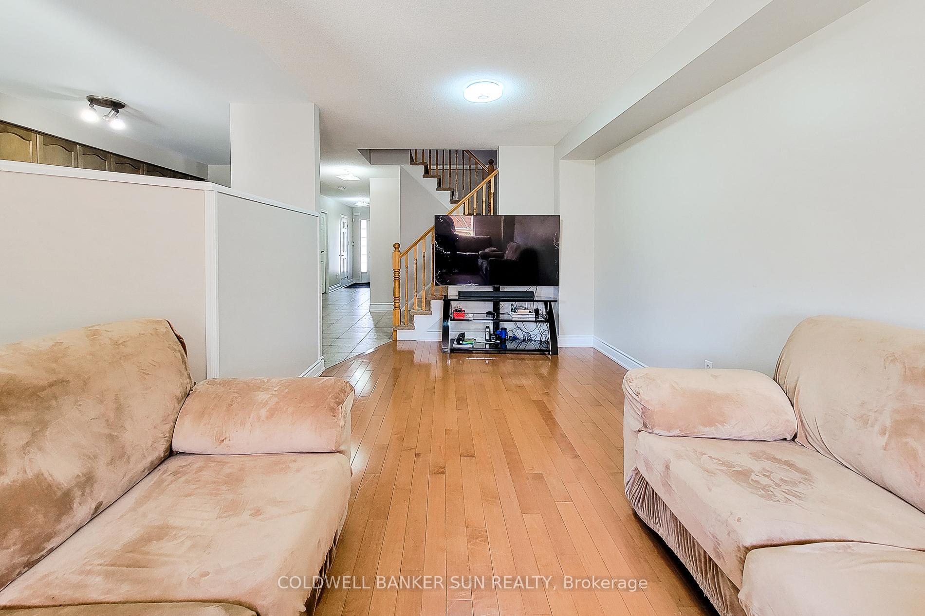 Photo 3 of 112 Meadow Wood Crescent, Hamilton, Stoney Creek Mountain — HOMEH