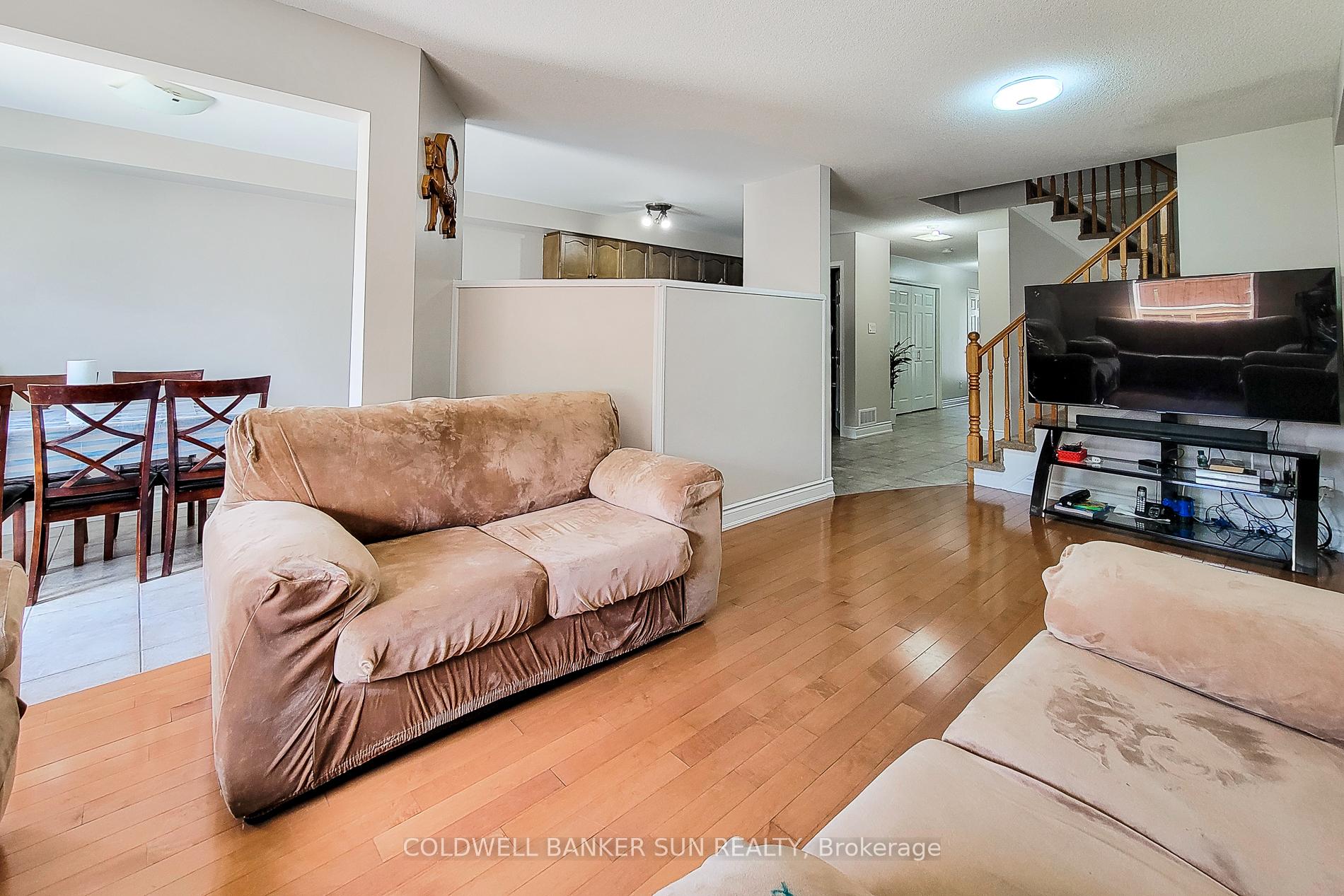 Photo 5 of 112 Meadow Wood Crescent, Hamilton, Stoney Creek Mountain — HOMEH